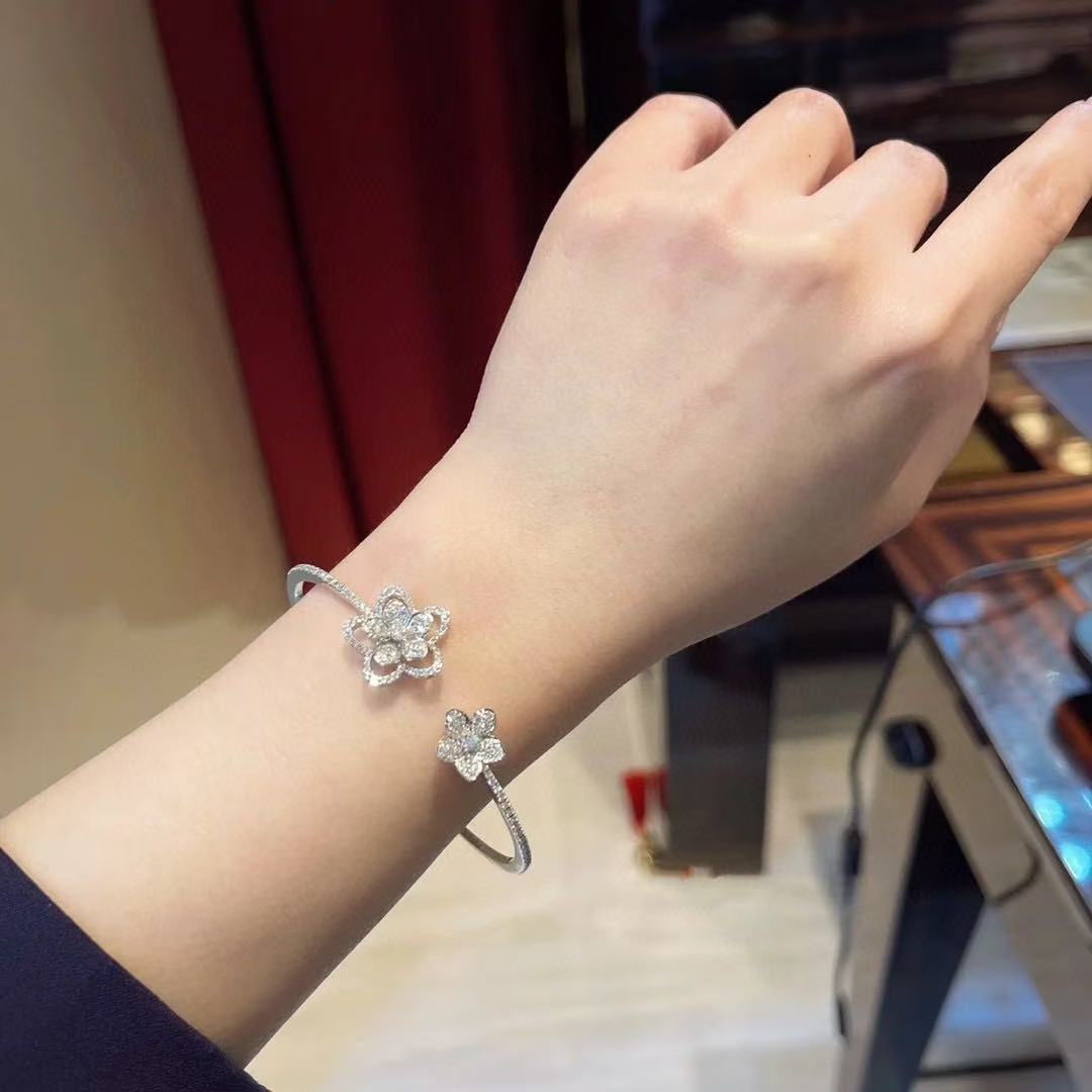 Graff ワイルドフラワー オープン ダイヤモンド バングル