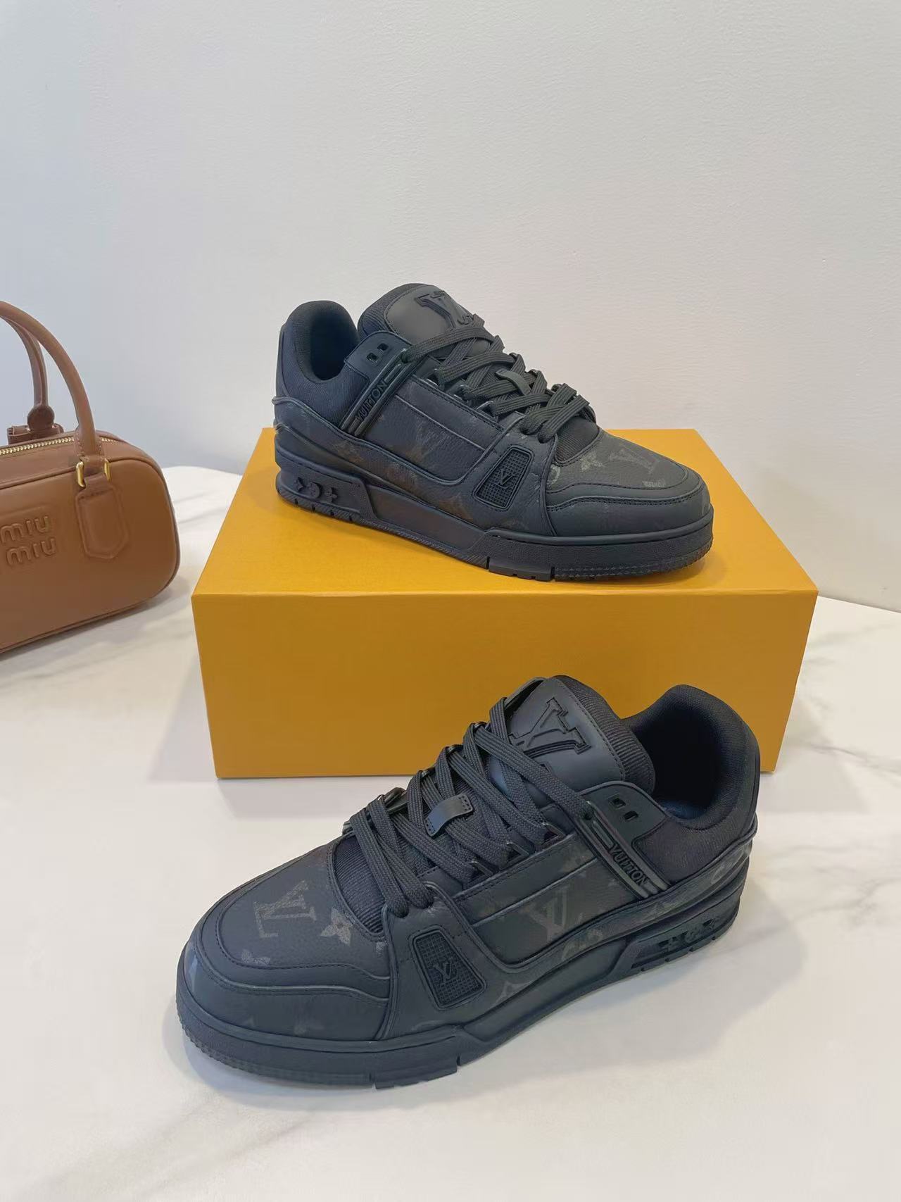 LV トレイナー スニーカー