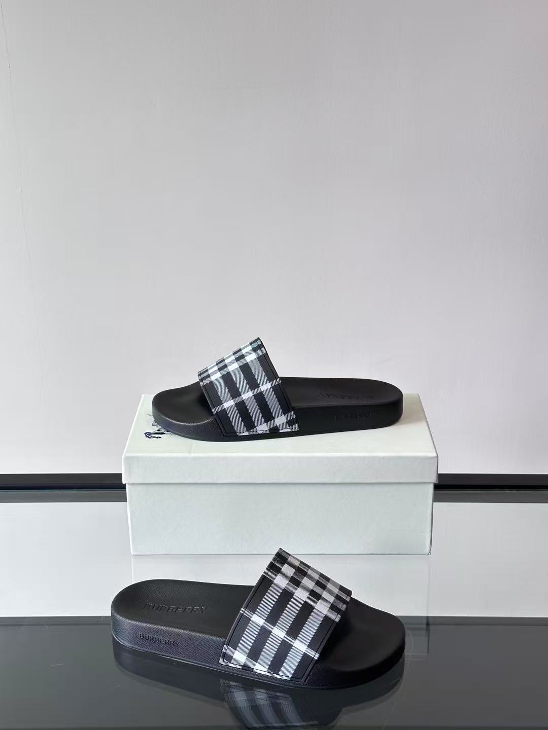 Burberry チェック スライド