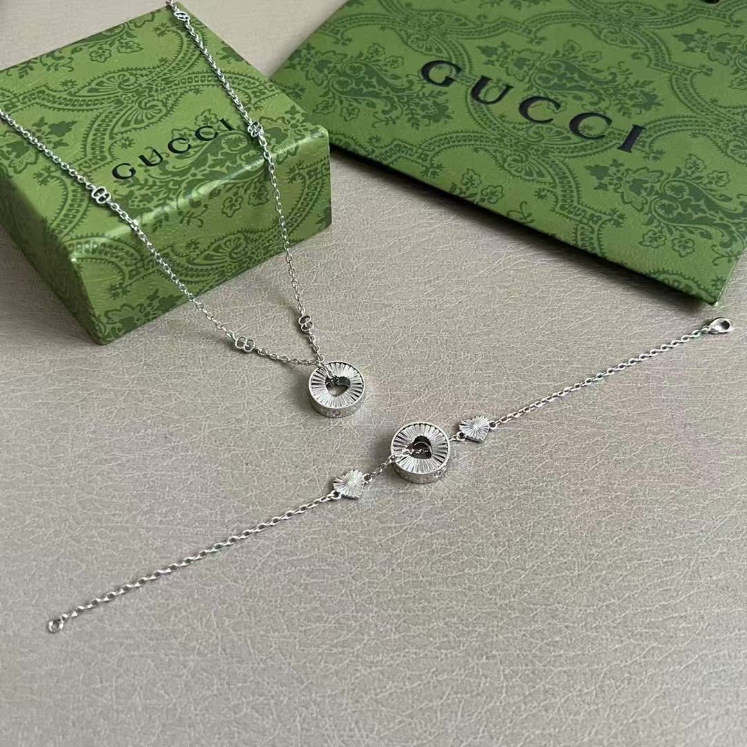 GUCCI 〔アイコン〕オンライン限定 18K ハート ブレスレット