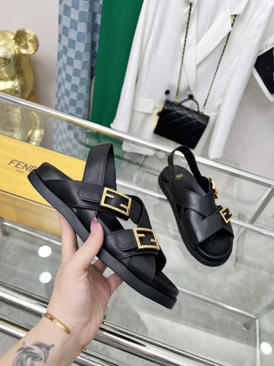 Fendi フェンディ フィール ブラックレザー スライド