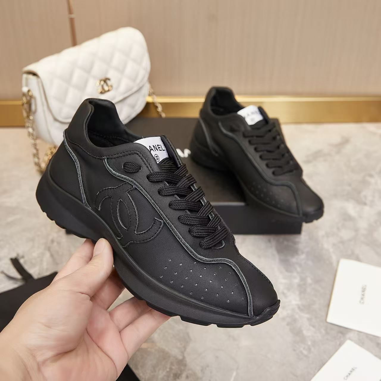 CHANEL 2024/25年 クルーズ コレクション ショー  スニーカー