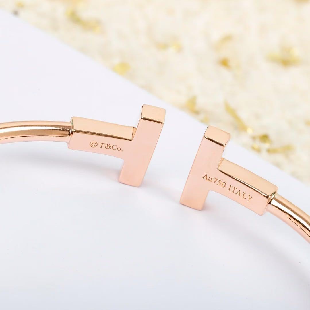 Tiffany ワイヤー ブレスレット イエローゴールドにマザーオブパールをセッティング