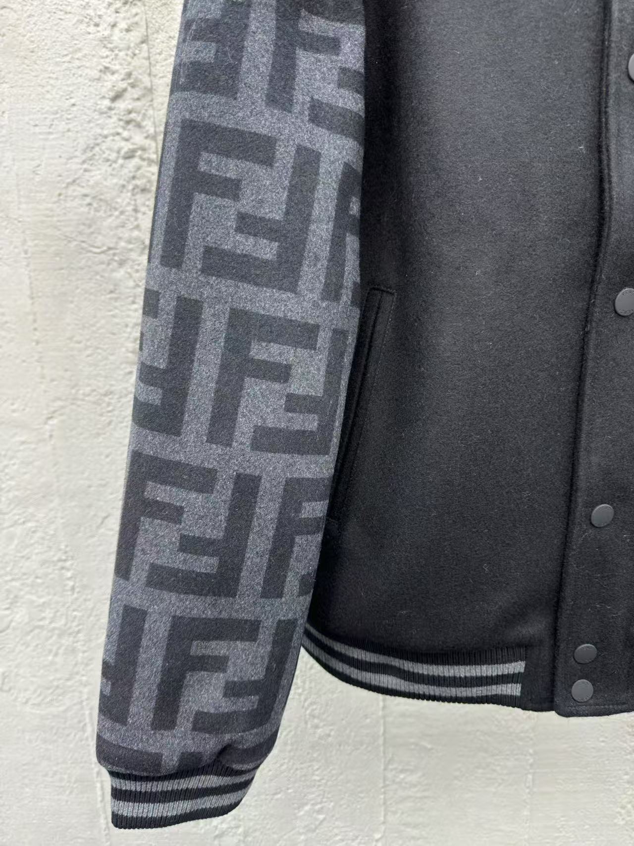 Fendi ブラックウール ボンバージャケット