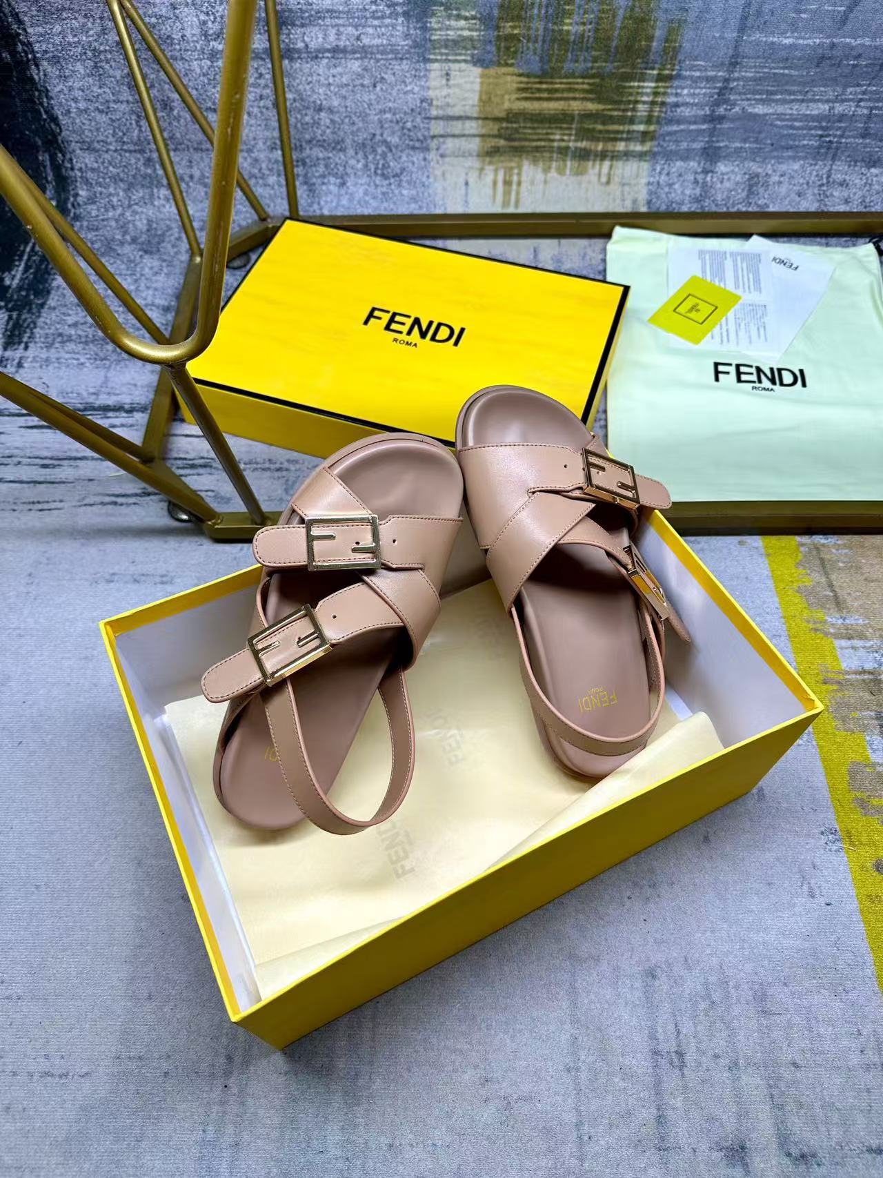 Fendi フェンディ フィール ベージュレザー スライド