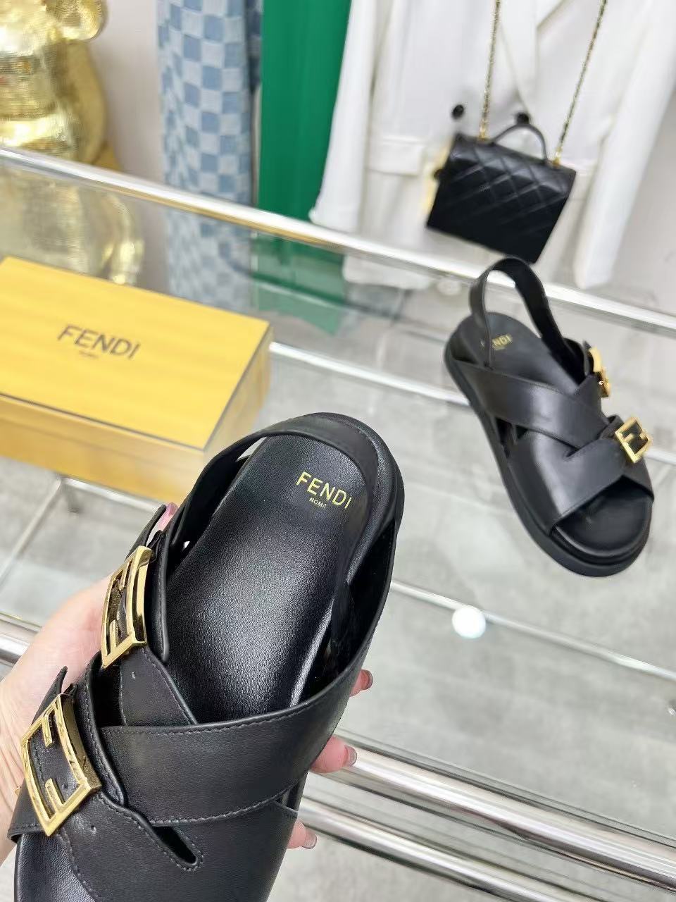 Fendi フェンディ フィール ブラックレザー スライド