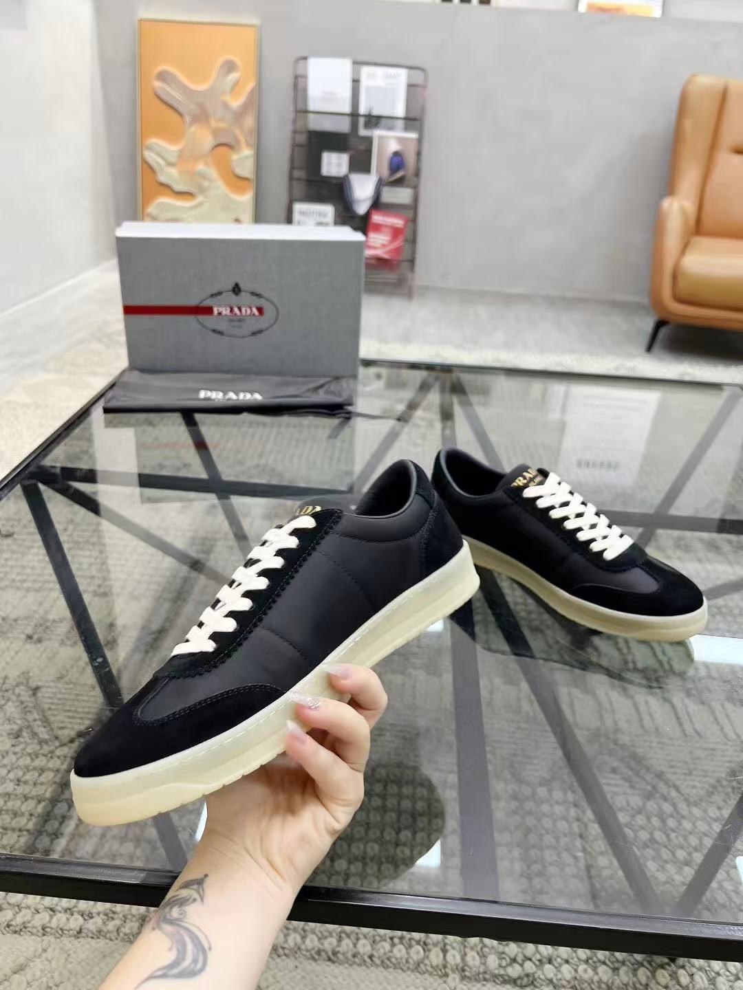 プラダ ダウンタウン Re-Nylon xスエード スニーカー