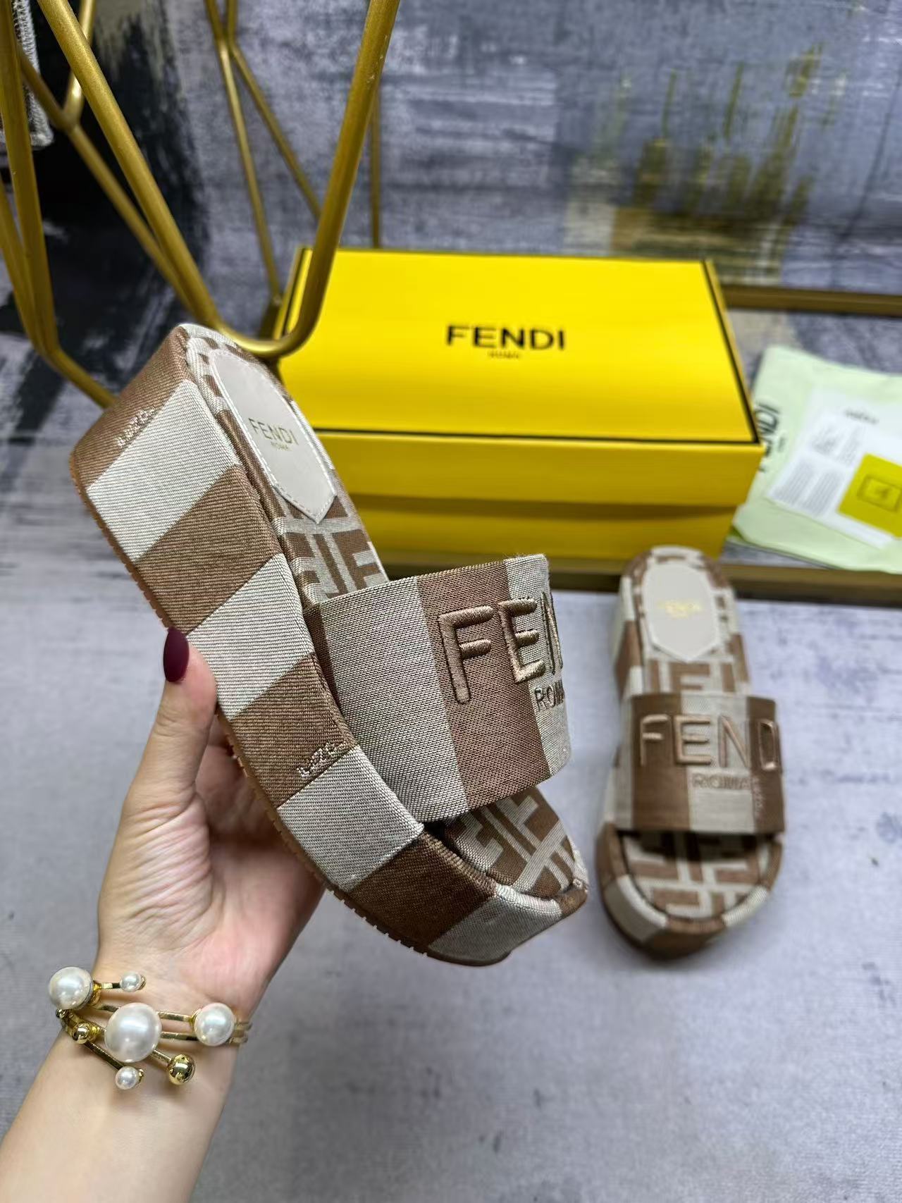 Fendi フェンディ サンシャイン ダブグレー デニム調ジャカード フラットフォームサンダル