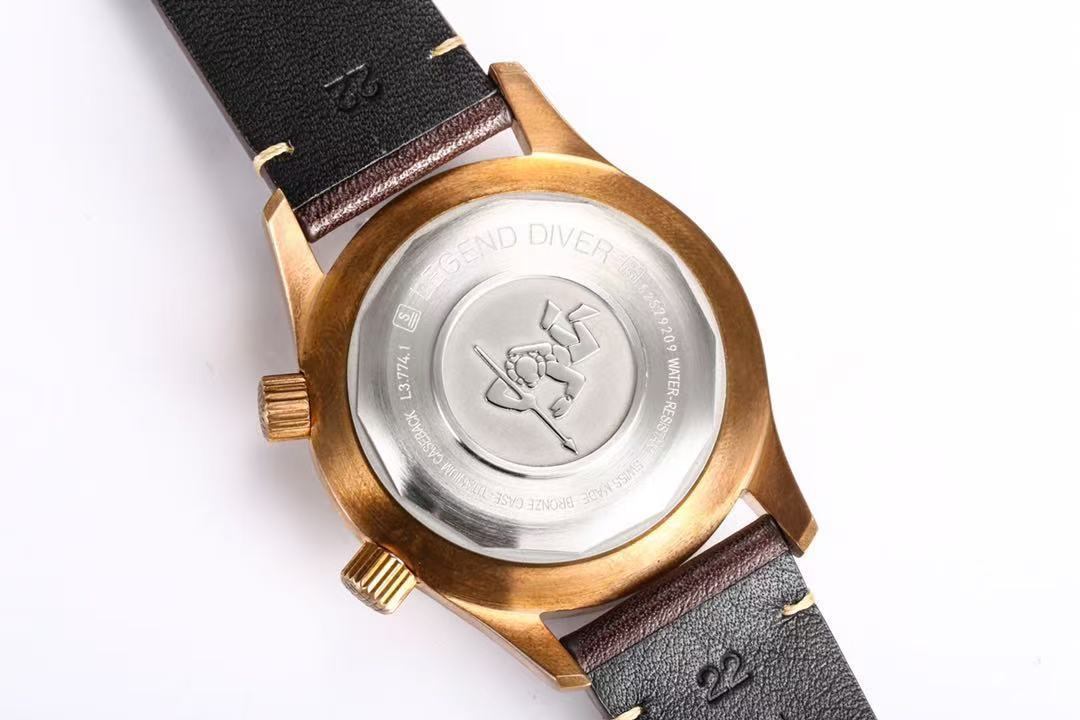 LONGINES  ロンジン LEGEND DIVER BRONZE, L3.774.1.50.2, 自動巻 ウォッチ, Ø 42.00 mm, チタン製ケースバックを備えたブロンズ.