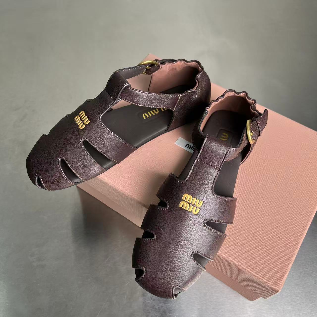 miumiu ルーシュ ナッパレザー フィッシャーマンズサンダル