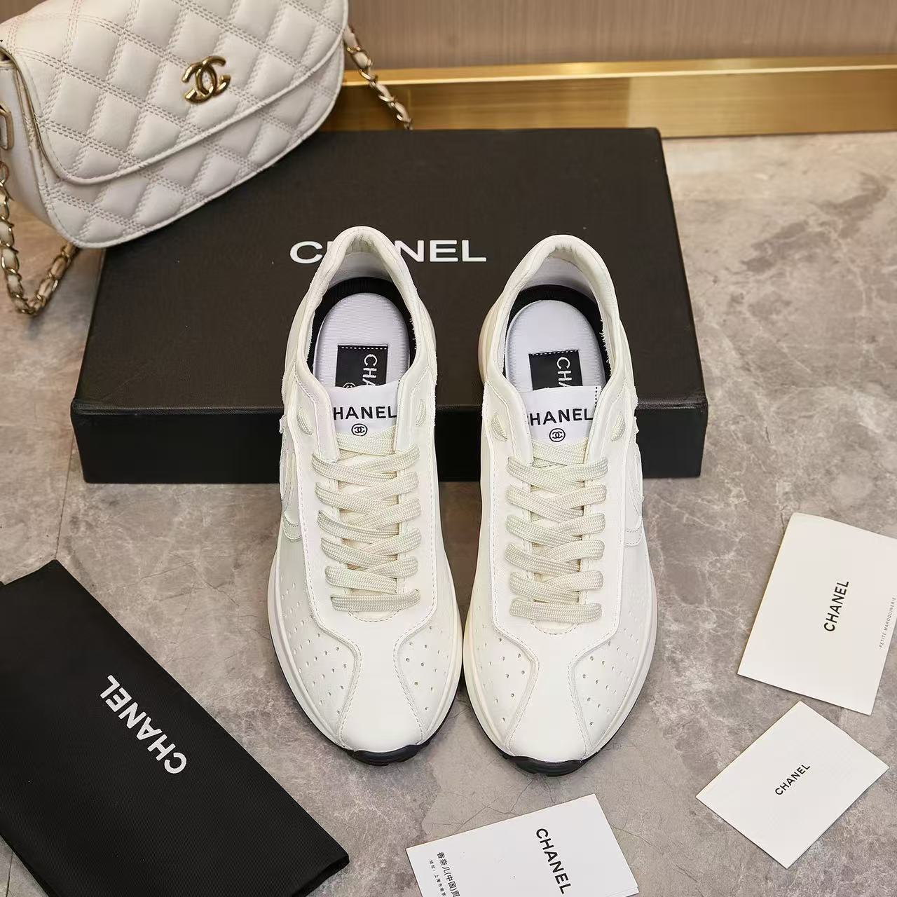 CHANEL 2024/25年 クルーズ コレクション ショー スニーカー