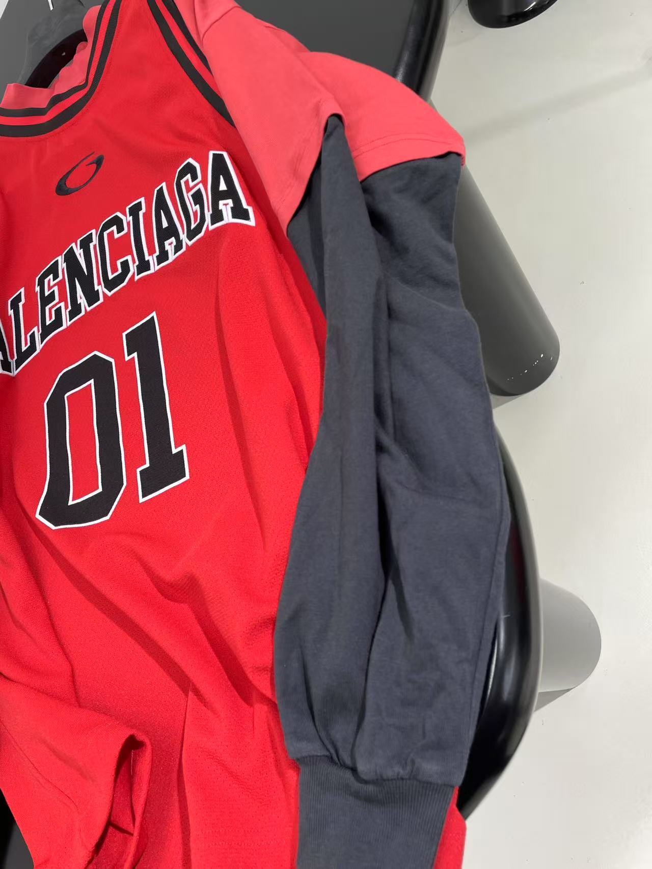 Balenciaga レッド/ブラック の メンズ BASKETBALL SERIES - レイヤード ロングスリーブ Tシャツ