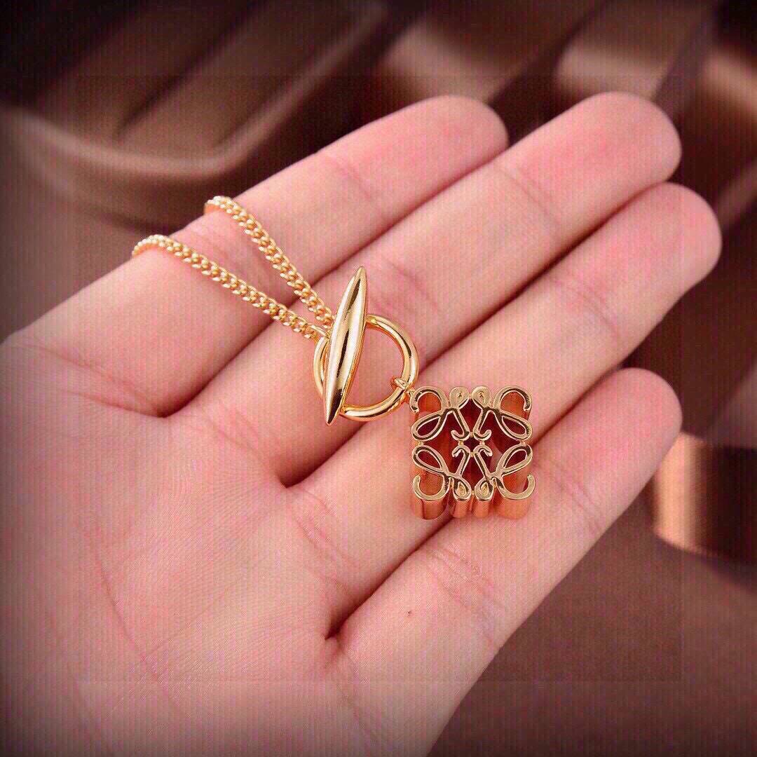 ロエベ スクエア アナグラム ペンダント ネックレス