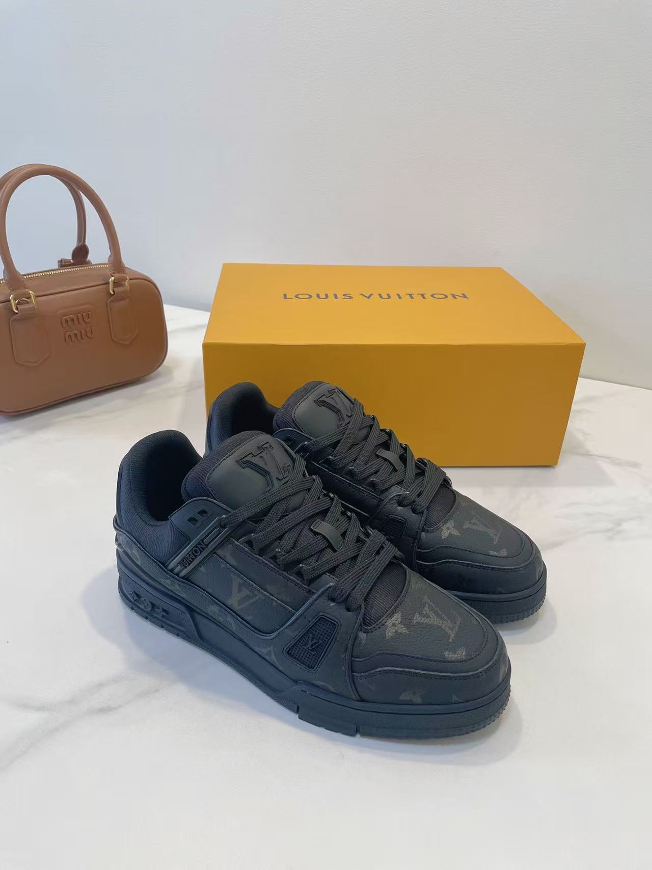 LV トレイナー スニーカー