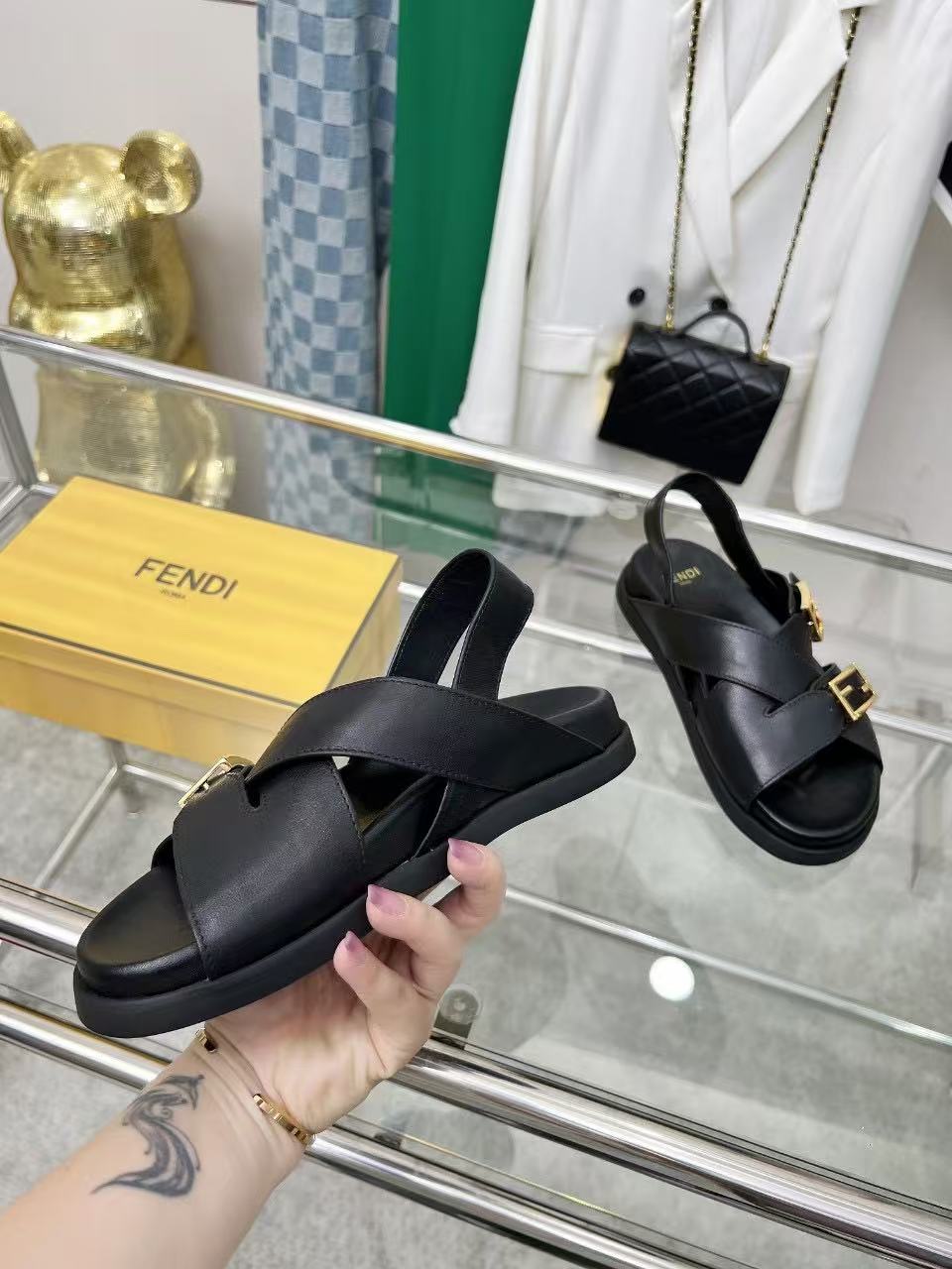 Fendi フェンディ フィール ブラックレザー スライド