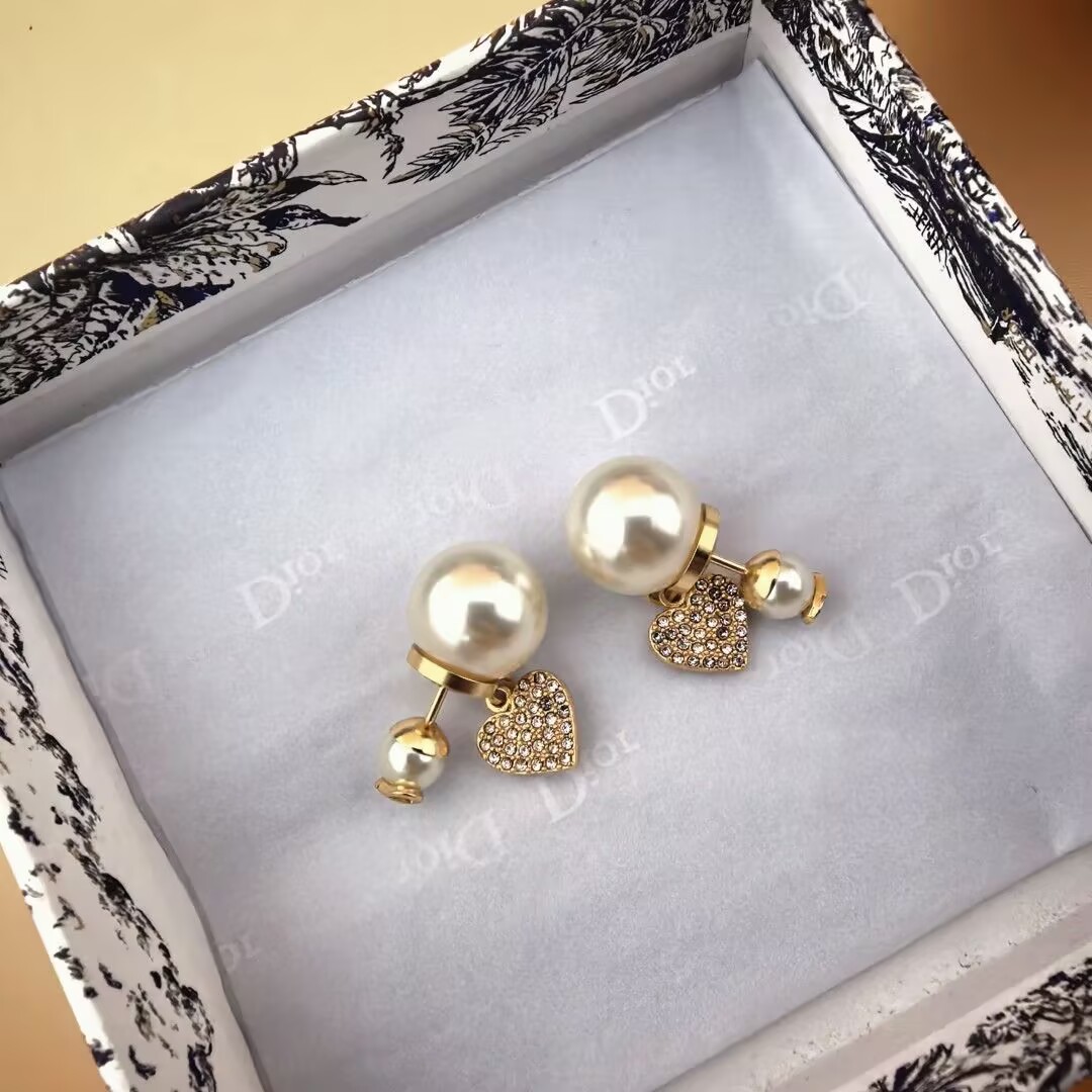 DIOR  ロゴハートパールピアス