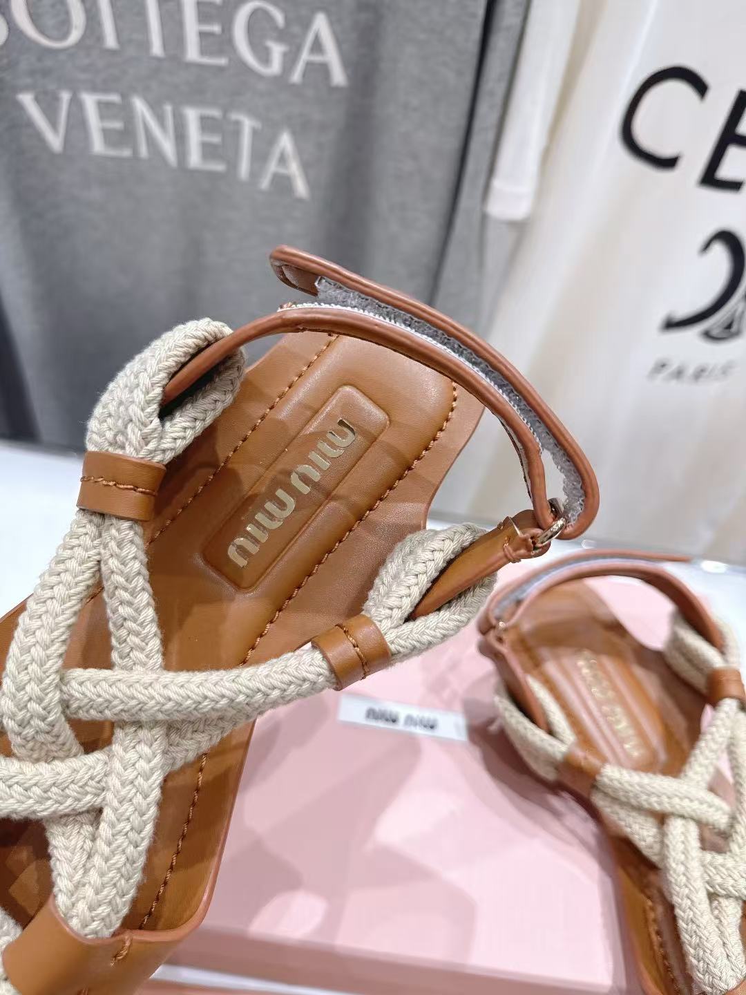 miumiu コード フラットサンダル