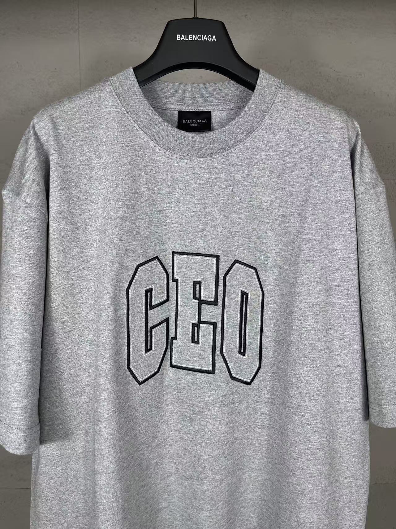 Balenciaga CEO TEAM LOGO BOXY Tシャツ で ヘザーグレー