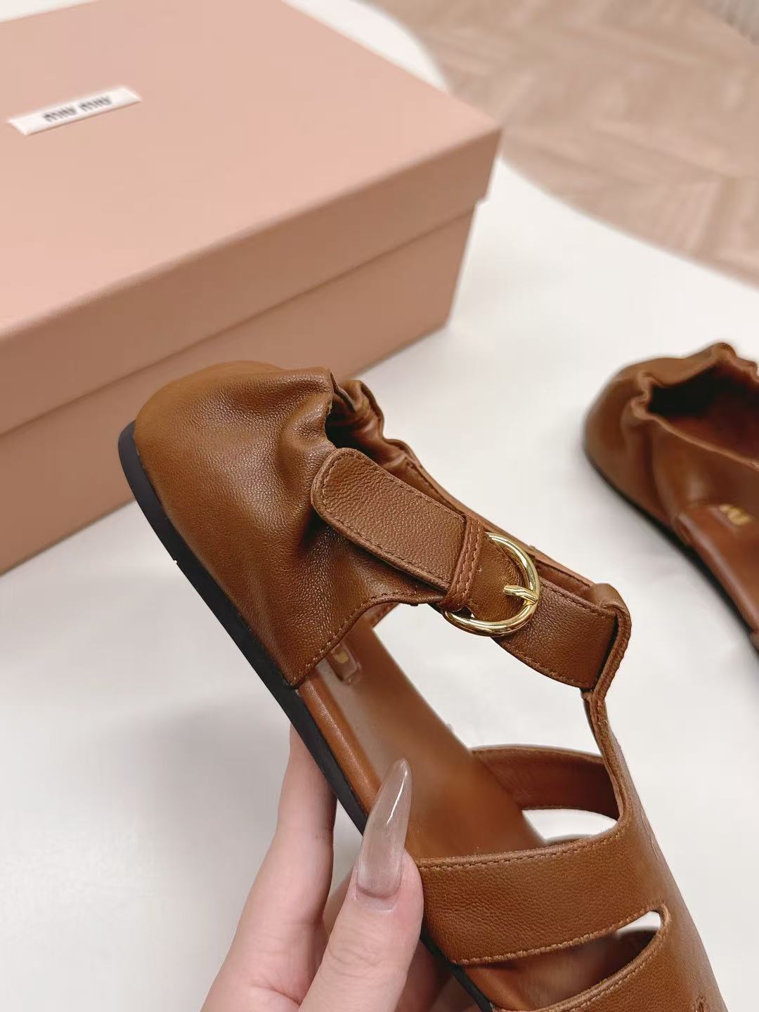 miumiu ルーシュ ナッパレザー フィッシャーマンズサンダル