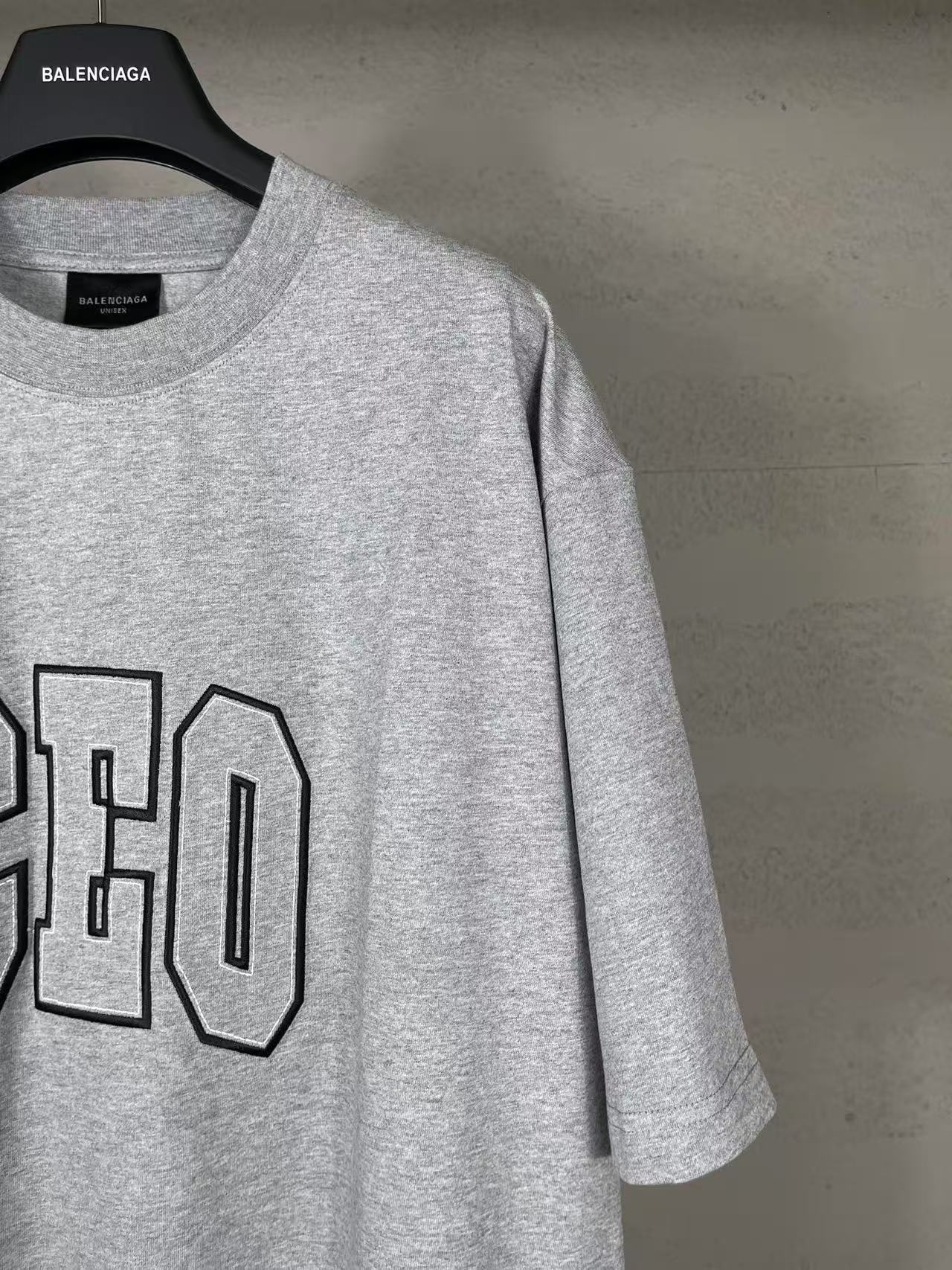 Balenciaga CEO TEAM LOGO BOXY Tシャツ で ヘザーグレー
