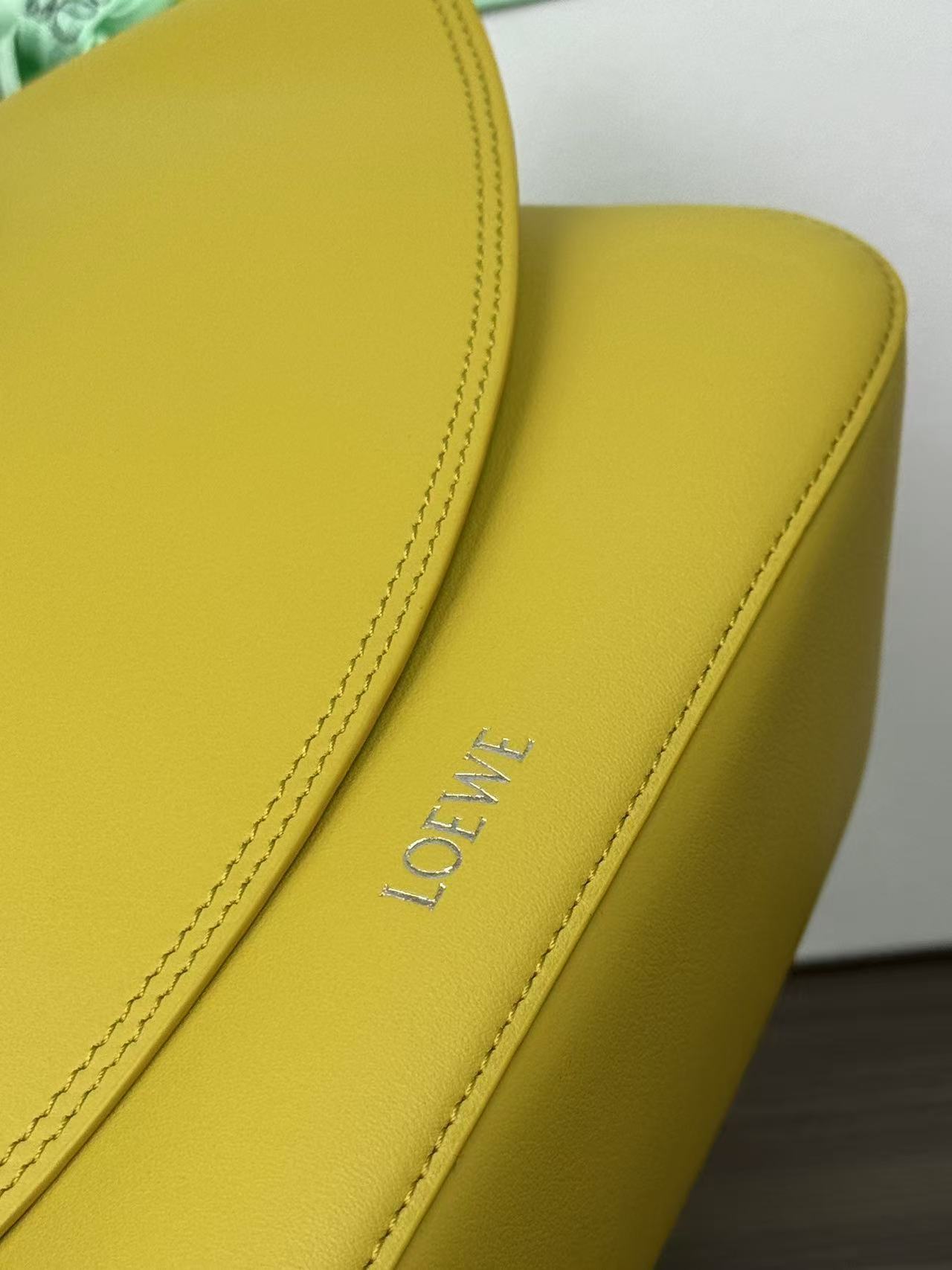 Loewe オラ バッグ ミディアム（スムースカーフ）