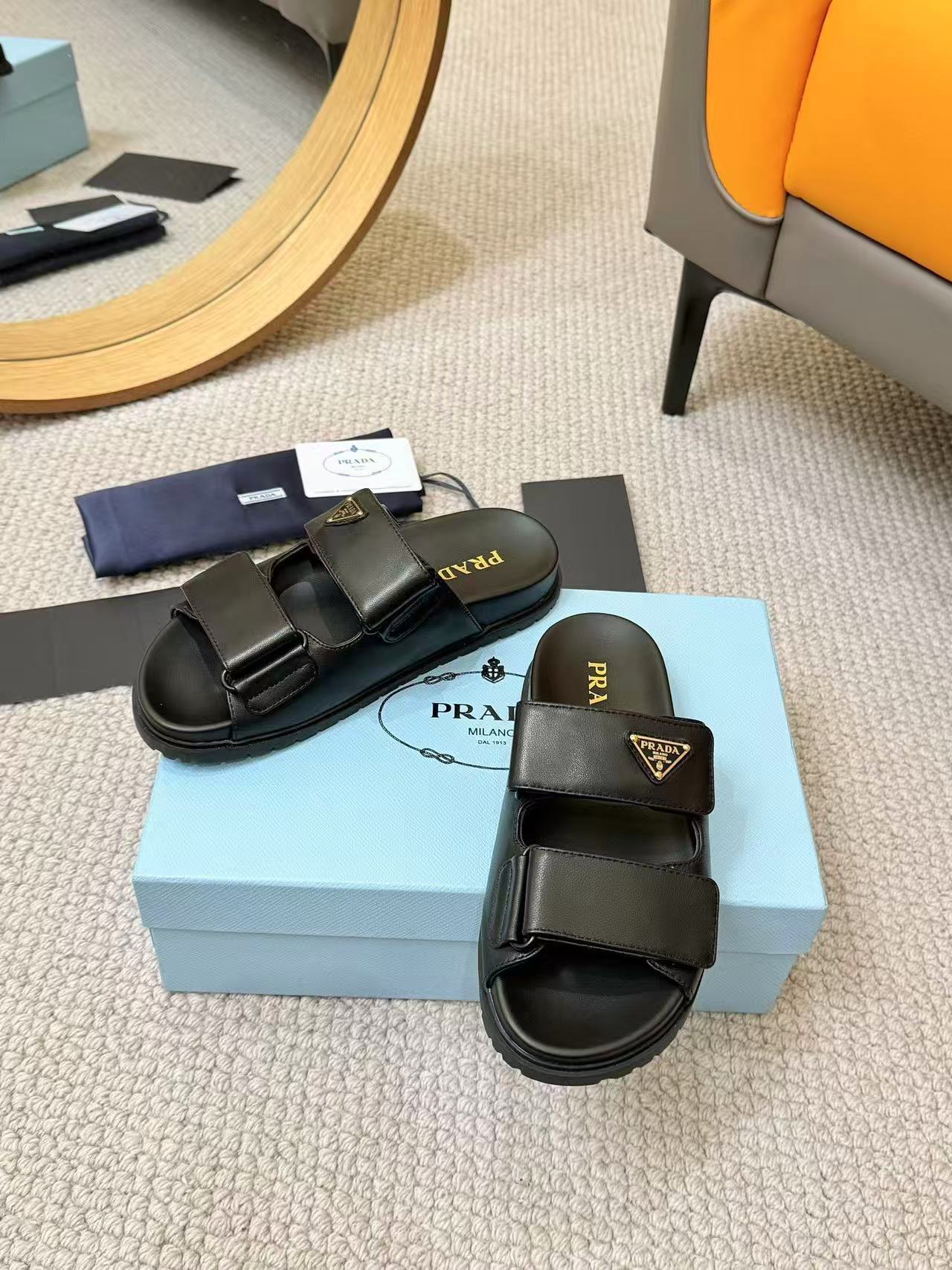 Prada ナッパレザー スライドサンダル
