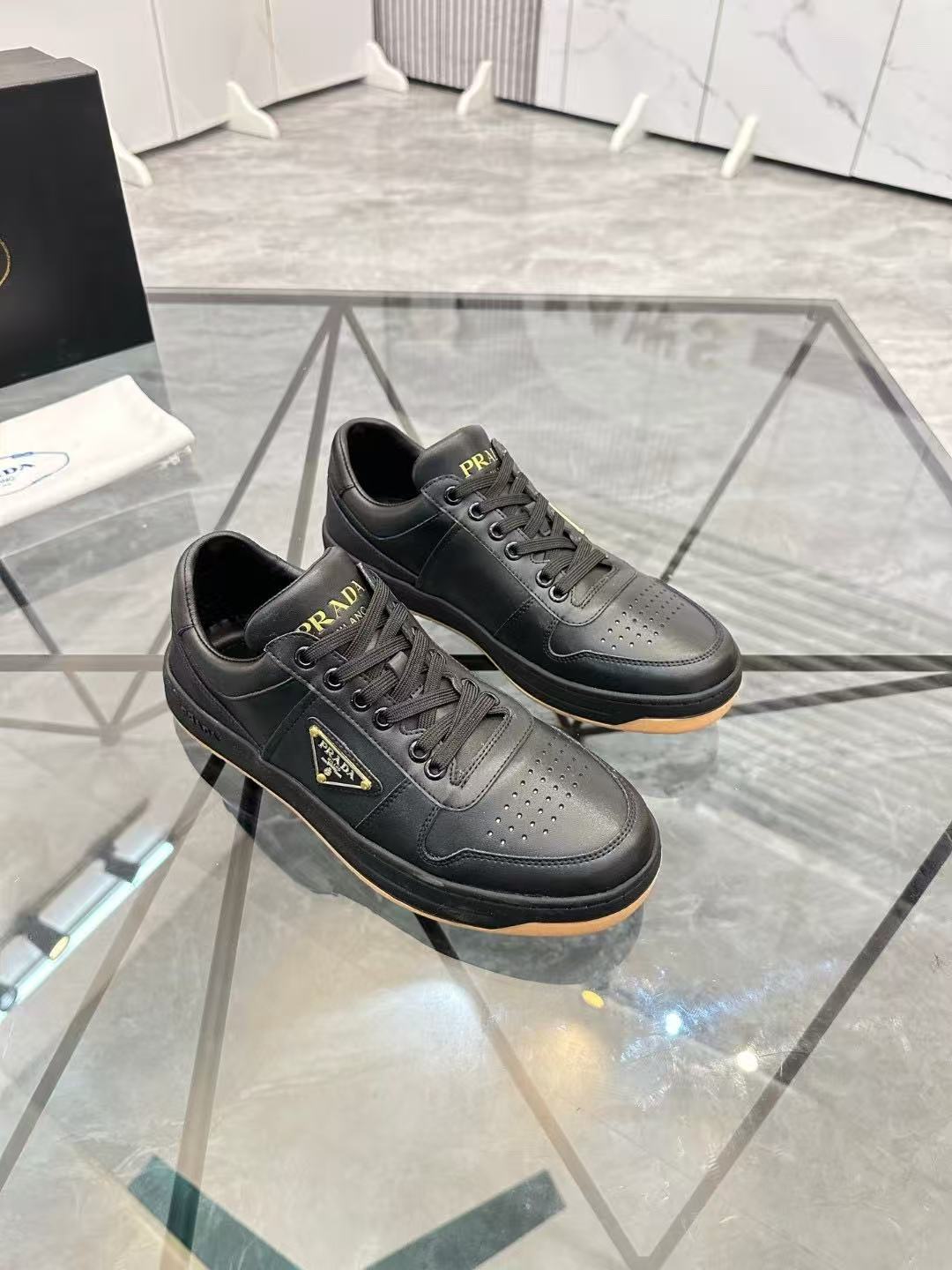 Prada プラダ ダウンタウン ナッパレザー スニーカー