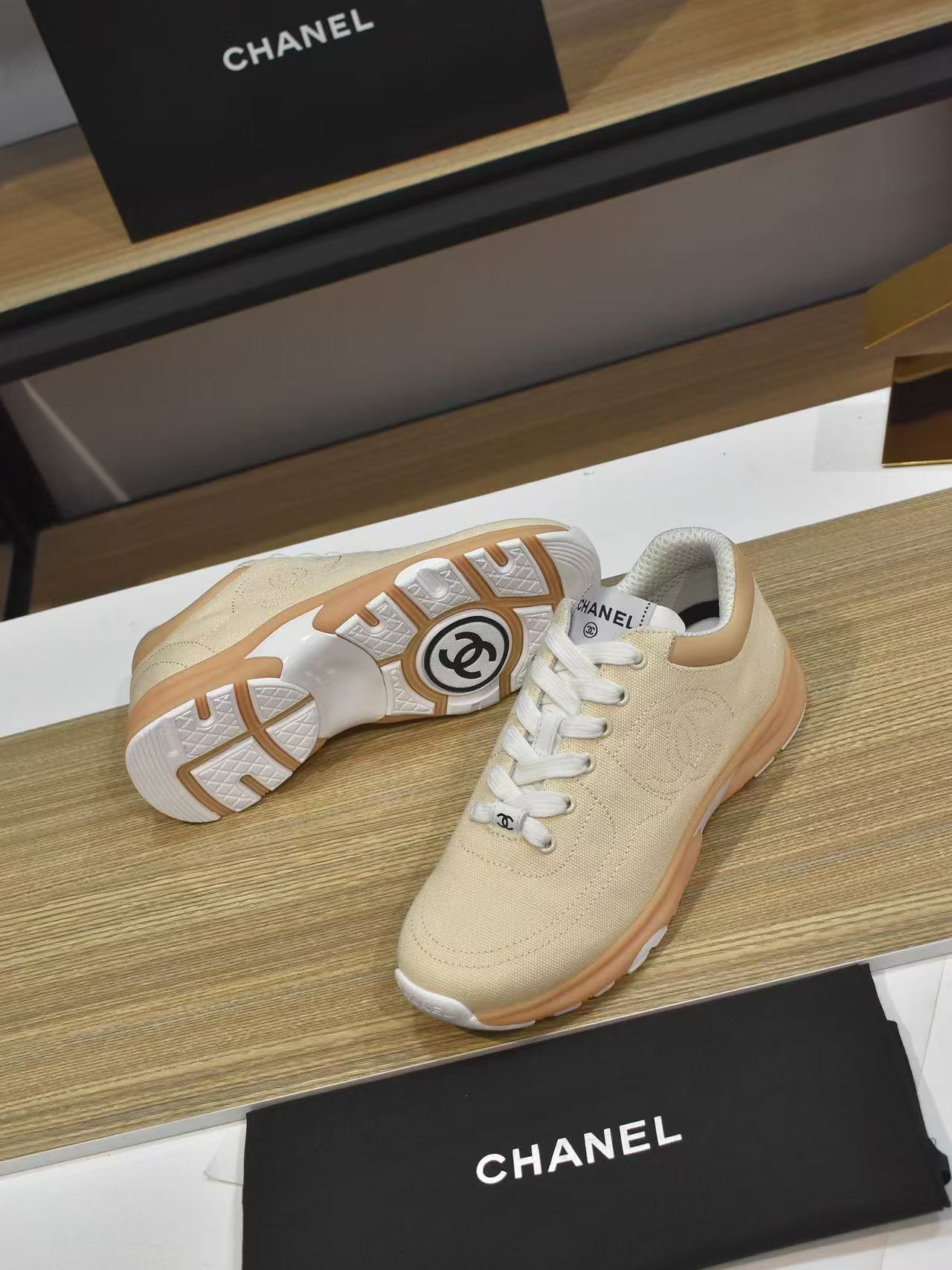 CHANEL 2024/25年 クルーズ コレクション ショー スニーカー