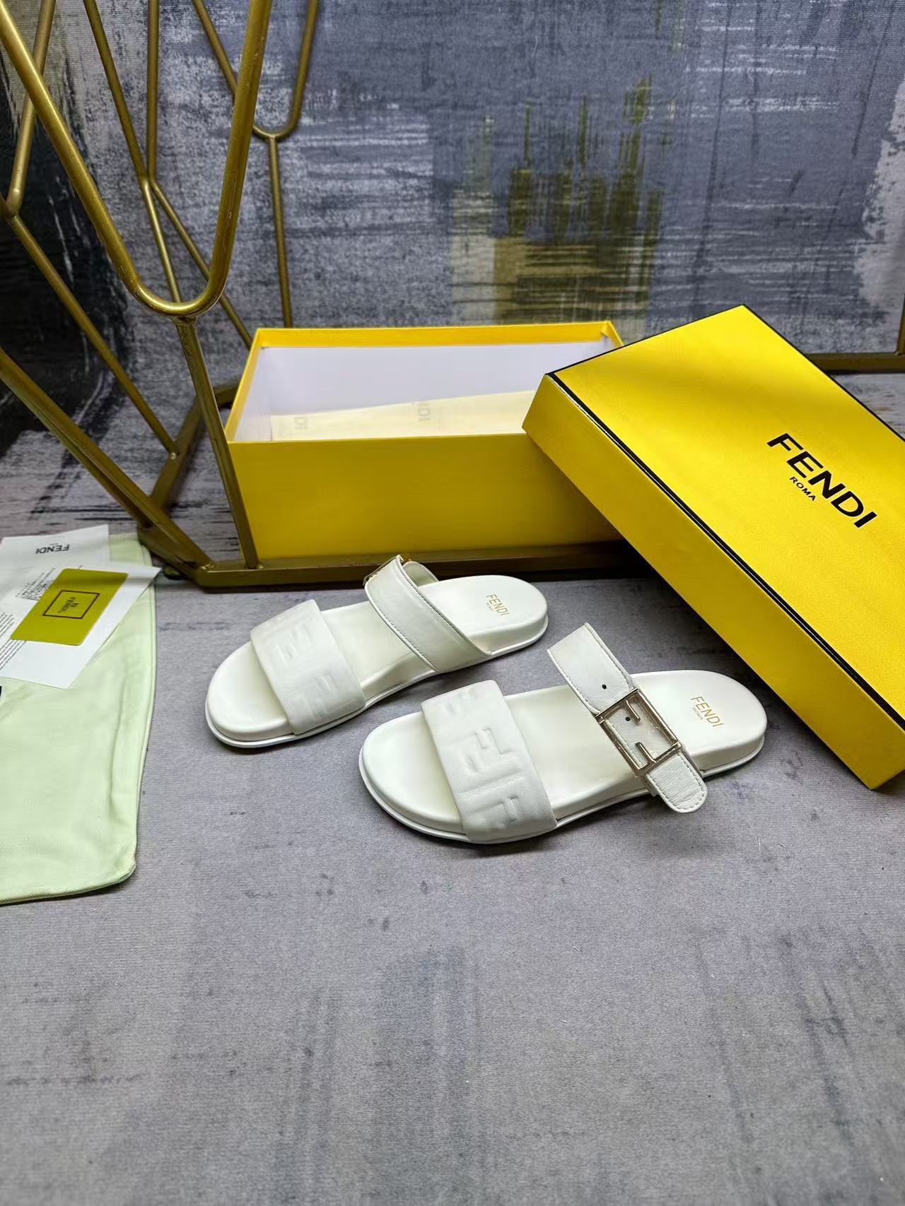 Fendi フェンディ フィール ホワイトナッパレザー サンダル