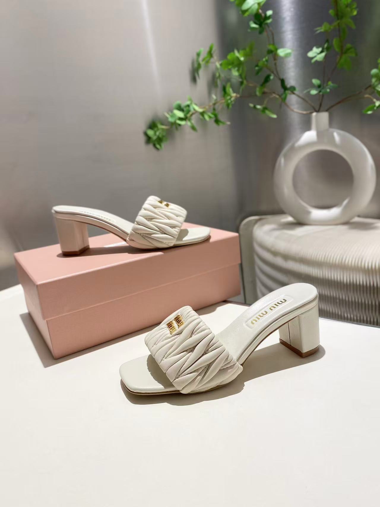 miumiu マテラッセレザー スライドサンダル