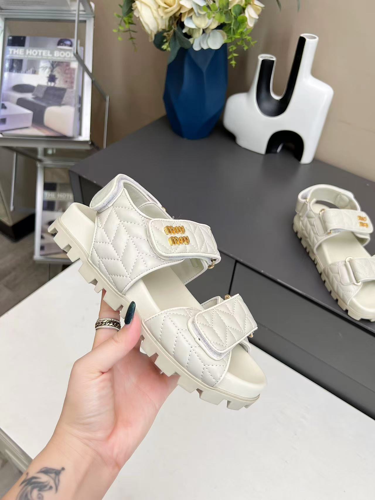 miumiu スポーティ マテラッセレザー サンダル