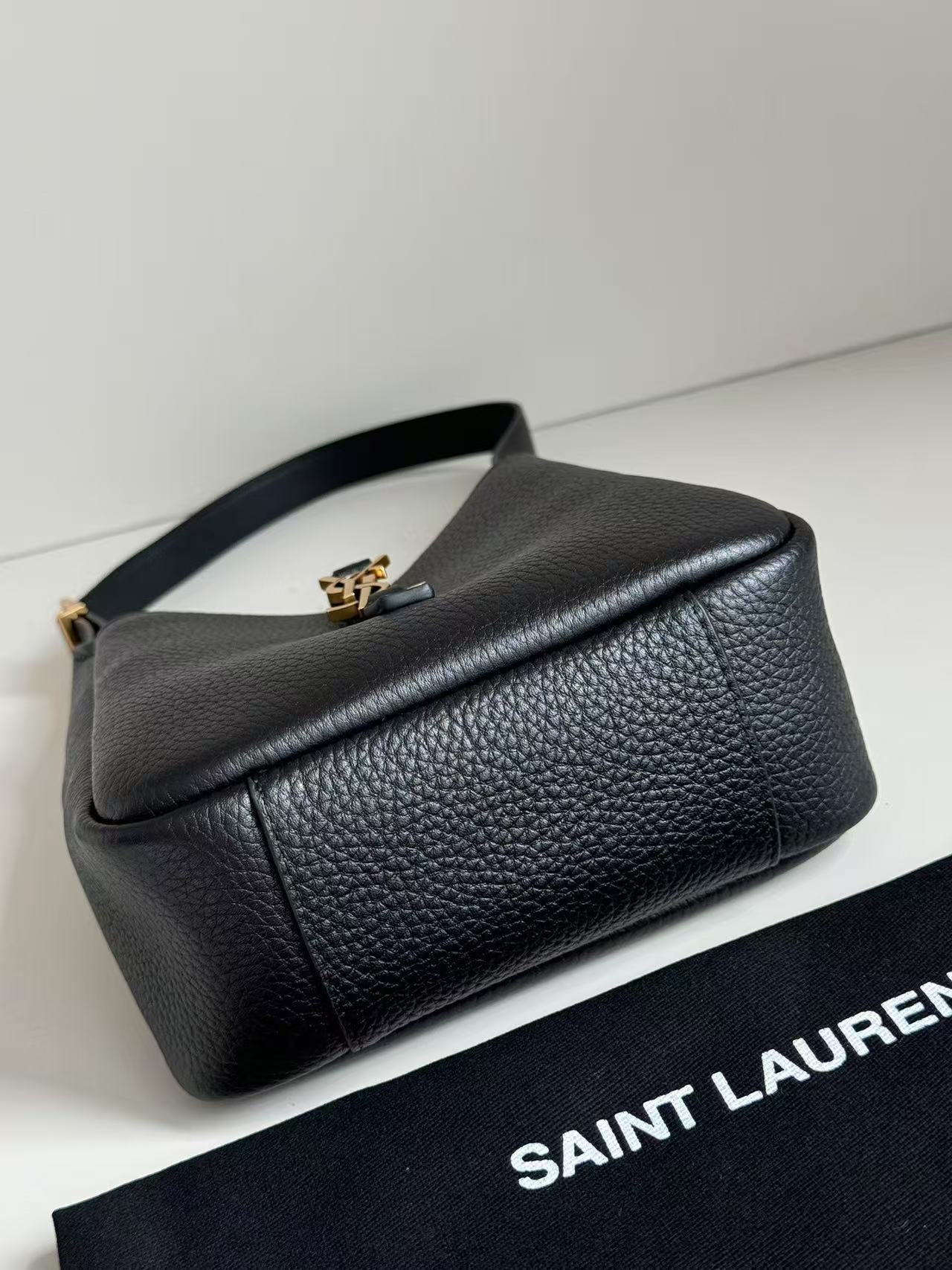 Saint Laurent サンローラン  LE 5 À 7 ソフト ベビー（グレインレザー）
