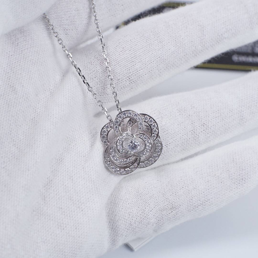 カメリア コレクション ネックレス 18Kホワイトゴールド、ダイヤモンド、ミディアムモデル