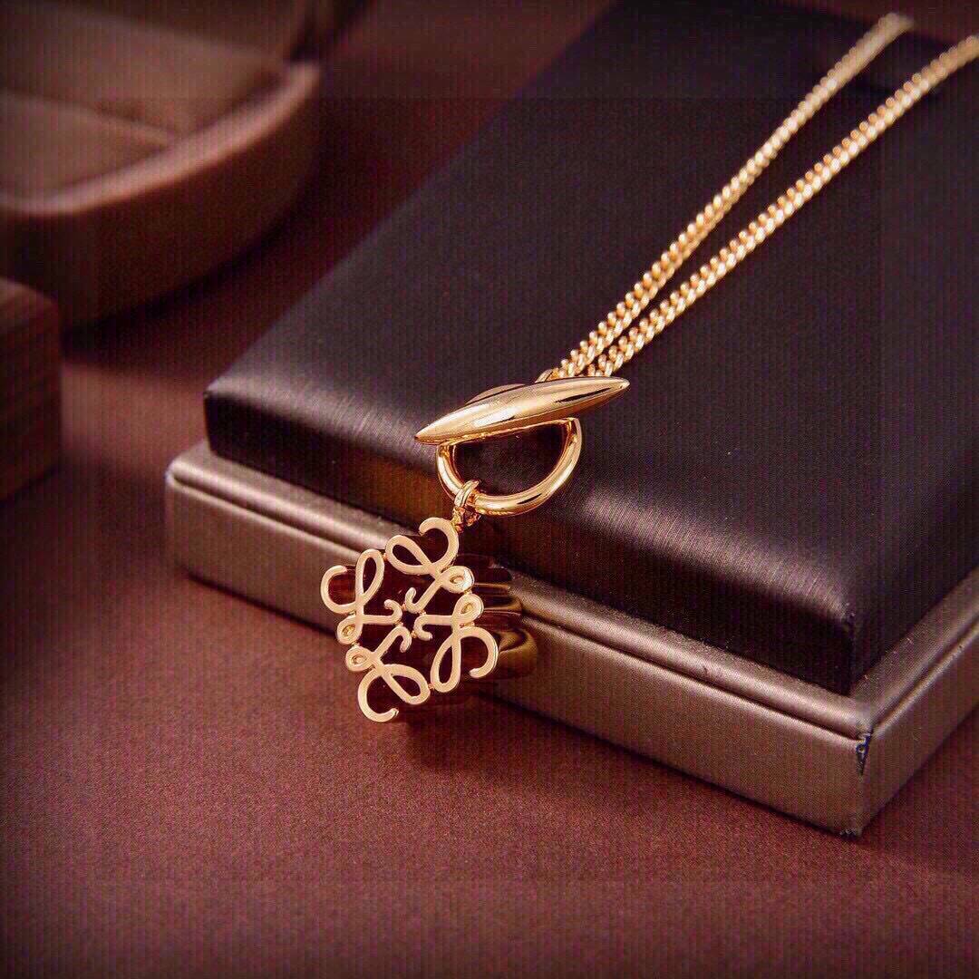 ロエベ スクエア アナグラム ペンダント ネックレス