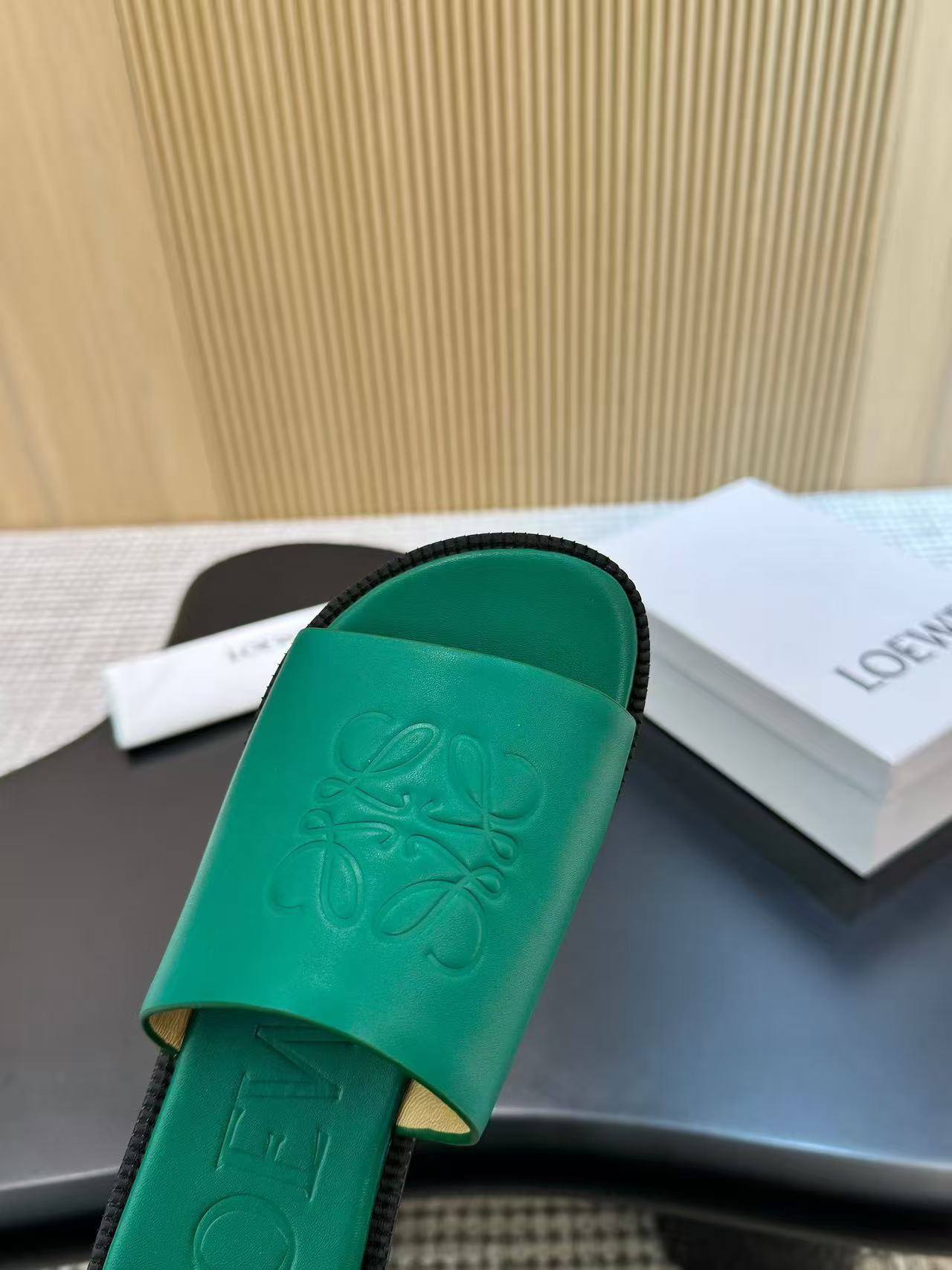 Loewe フレックス アナグラム スライド（ソフトカーフ）