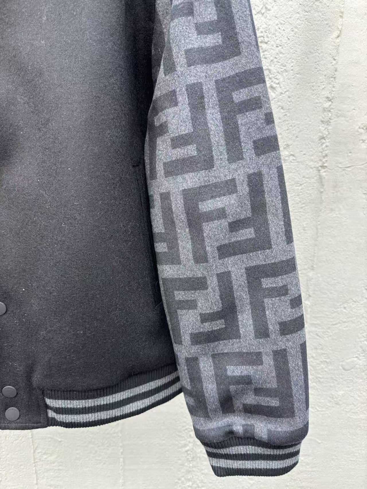 Fendi ブラックウール ボンバージャケット