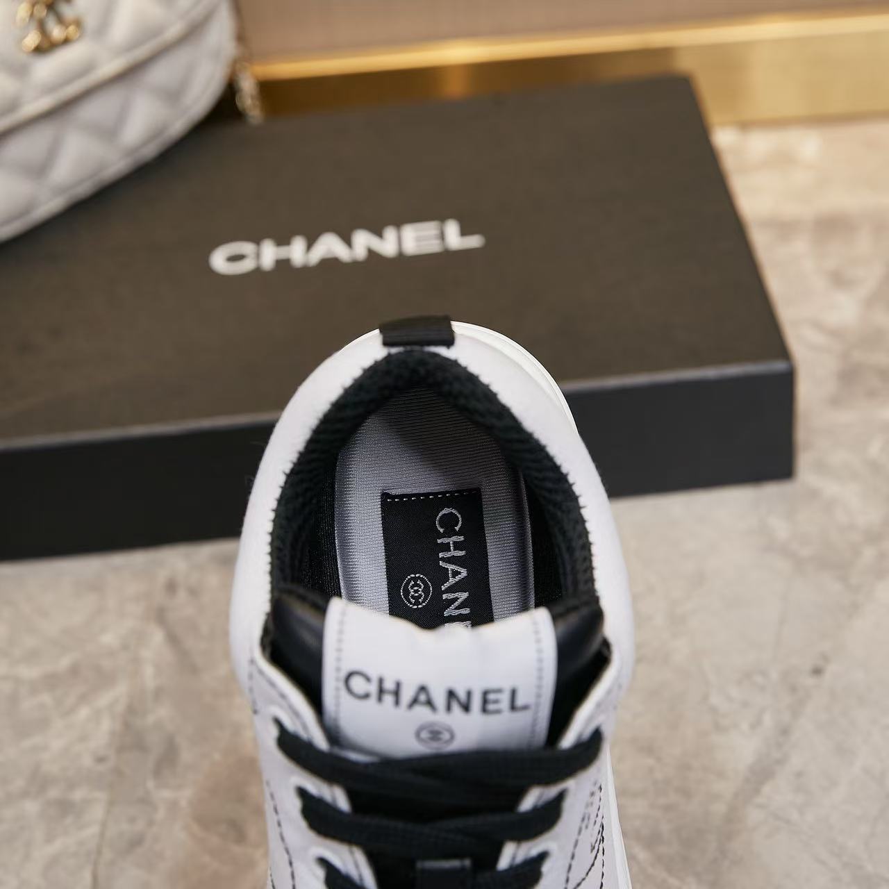 CHANEL 2024/25年 クルーズ コレクション ショー スニーカー