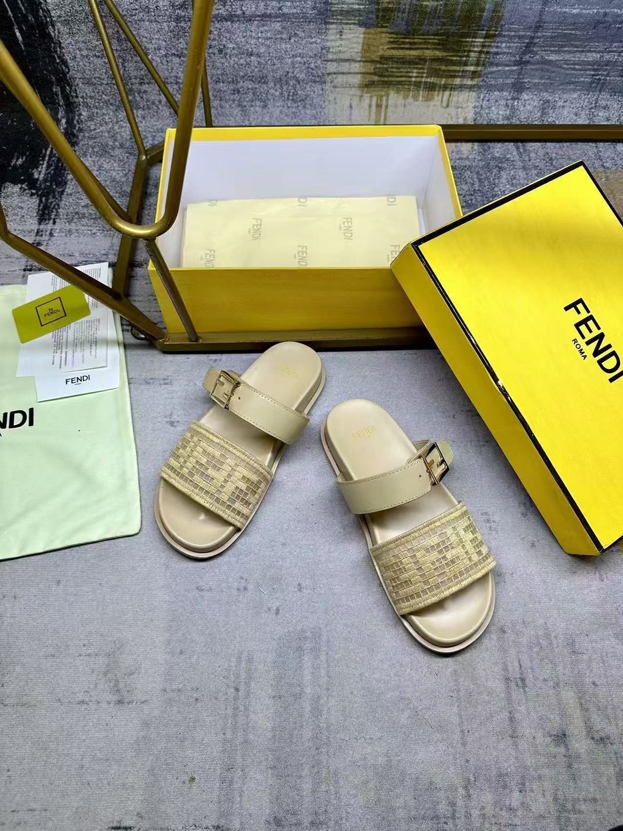 Fendi フェンディ フィール メッシュサンダル ラフィアヤシ製FF刺繍入り