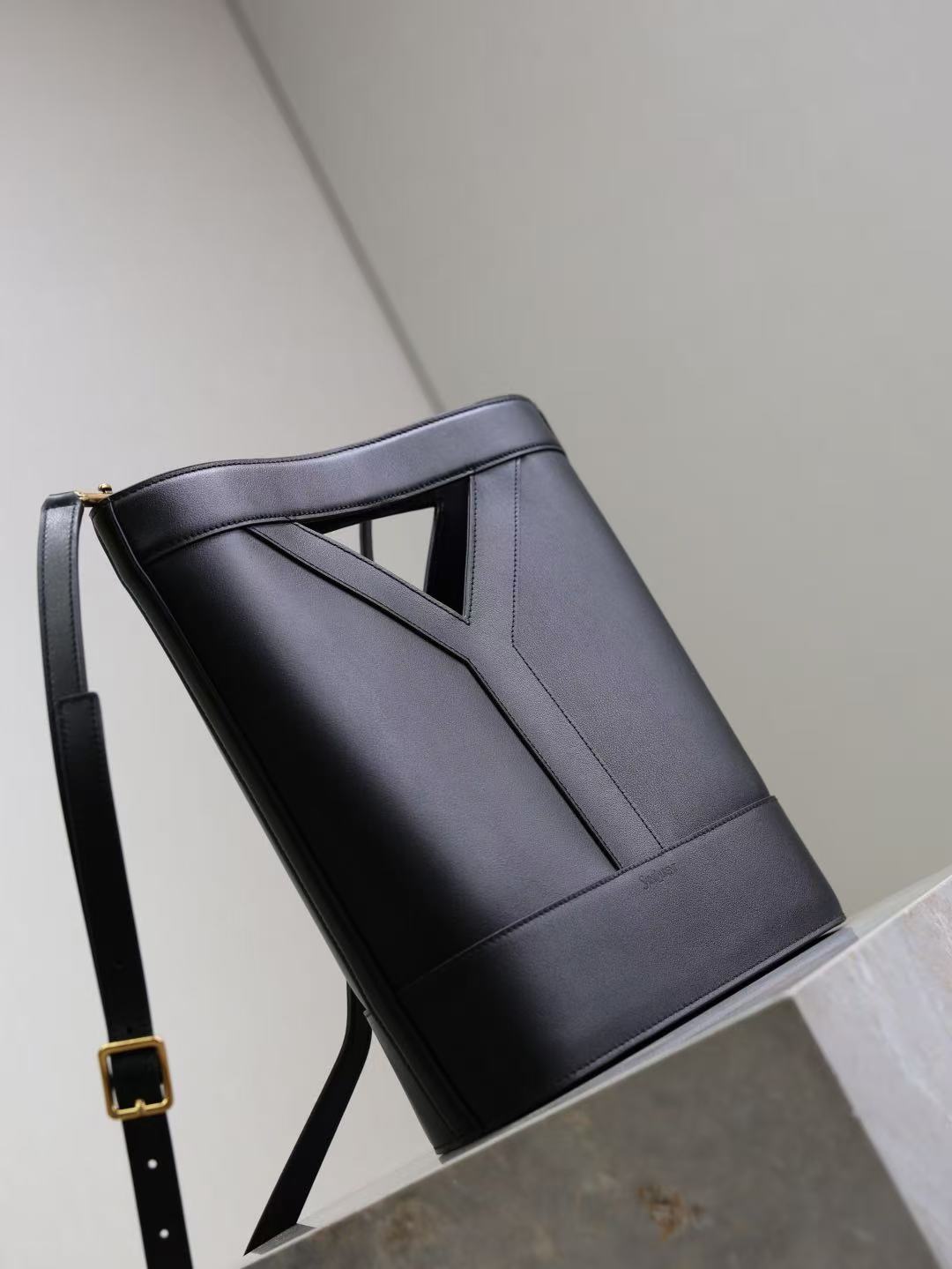 Saint Laurent サンローラン  Y スモールバケット（レザー）