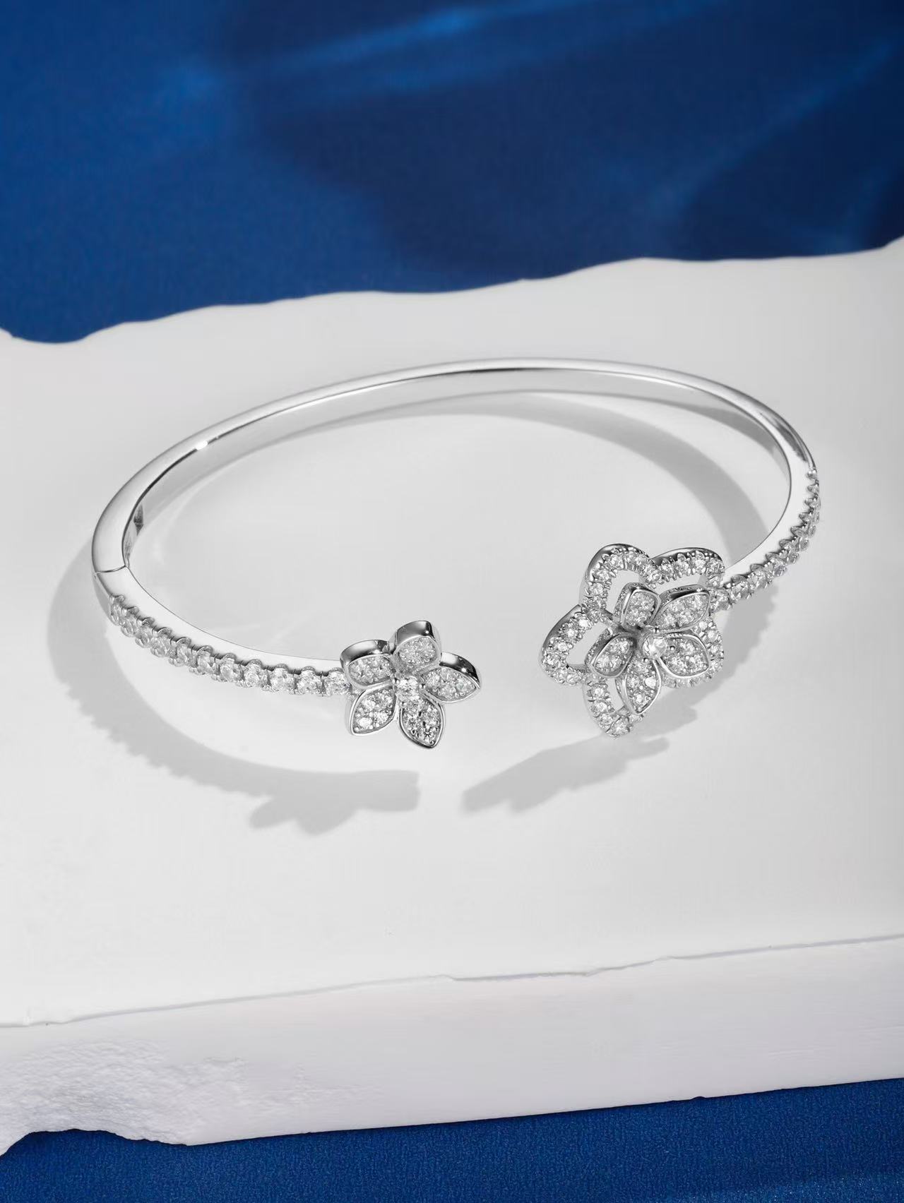 Graff ワイルドフラワー オープン ダイヤモンド バングル