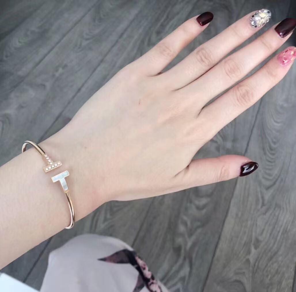 Tiffany ワイヤー ブレスレット イエローゴールドにマザーオブパールとダイヤモンドをセッティング