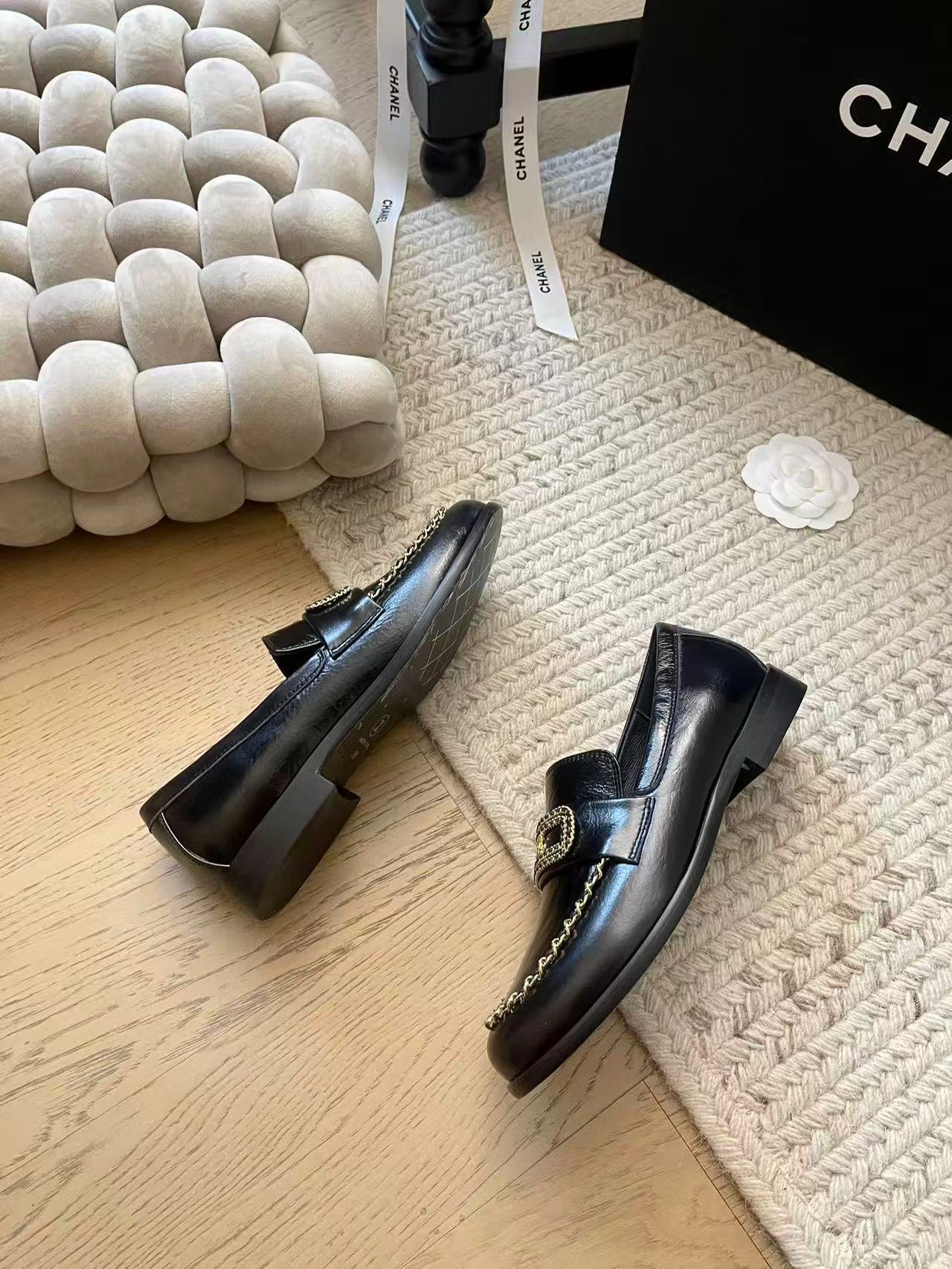 CHANEL 2024/25年 クルーズ コレクション ショー ローファー クランプル シャイニー ラムスキン  ブラック