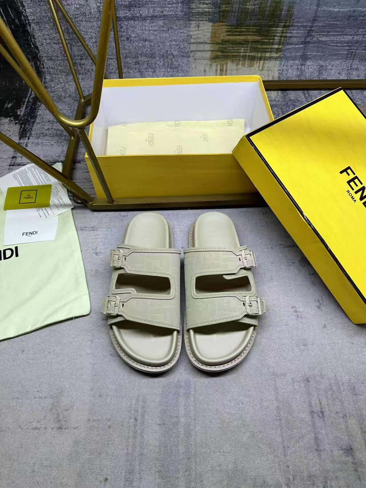Fendi  フェンディ フィール サンダル