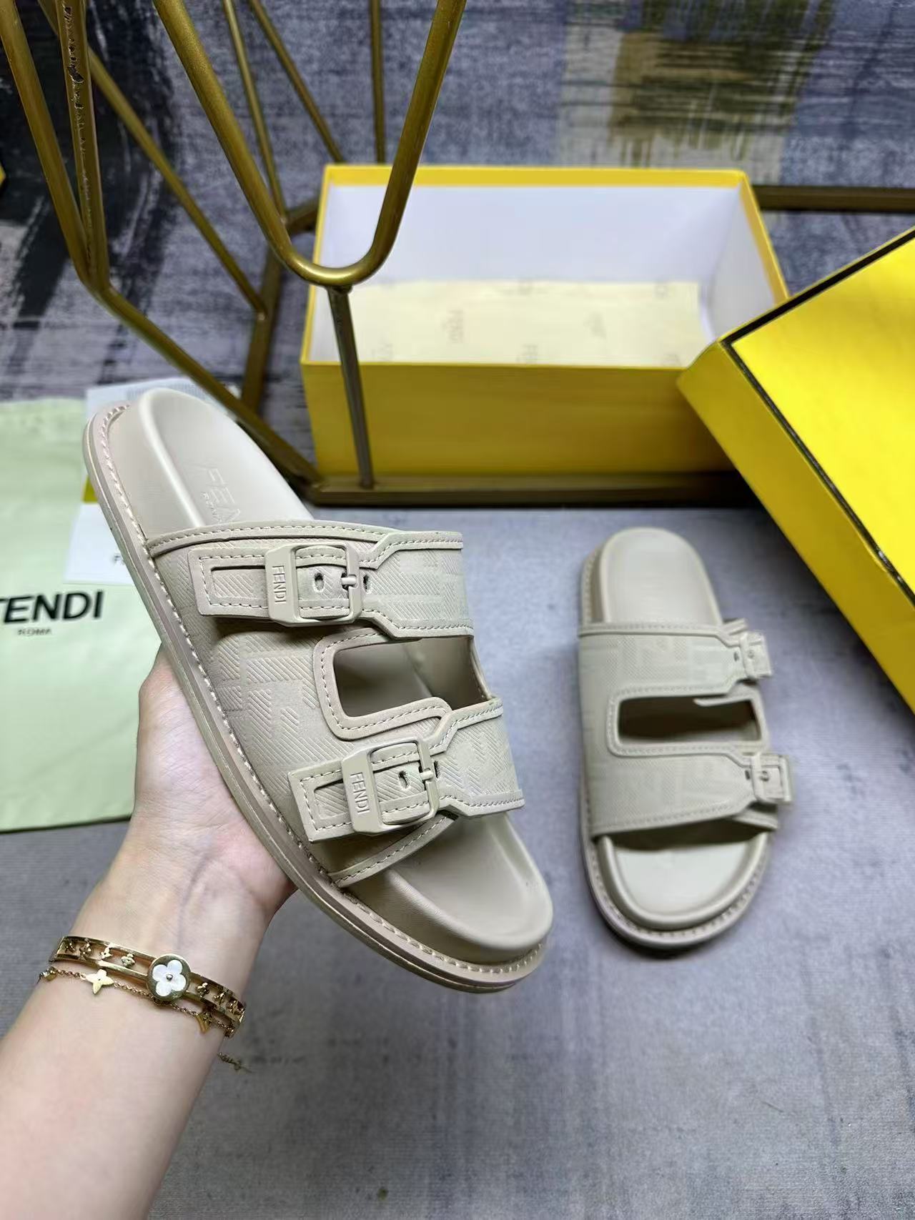 Fendi  フェンディ フィール サンダル