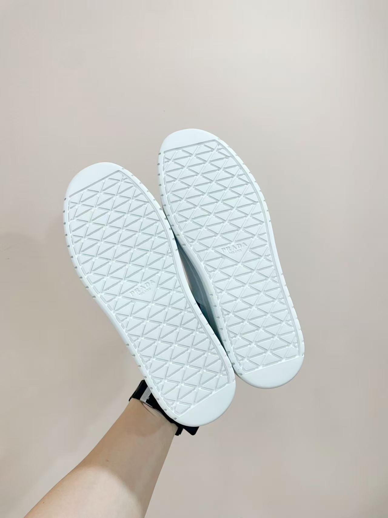 Prada プラダ ダウンタウン ボールド レザー スニーカー