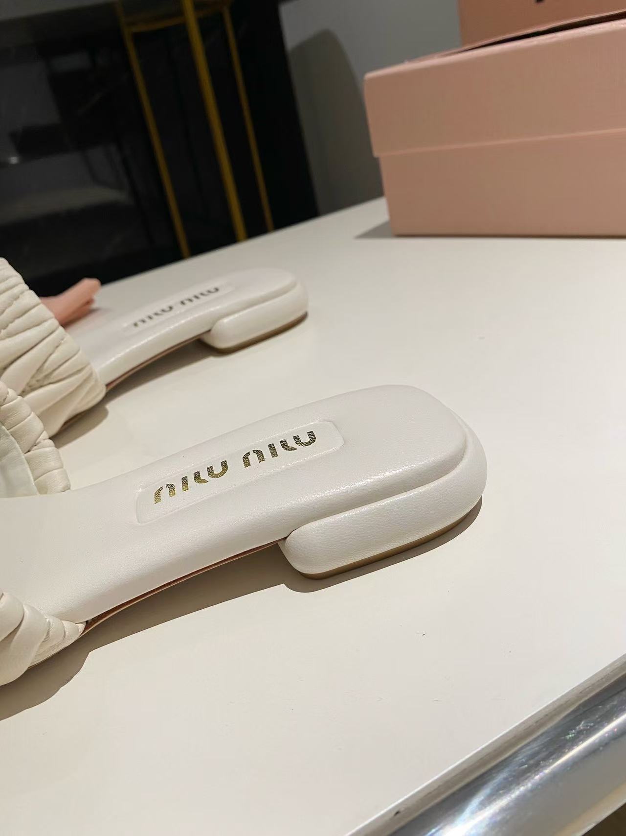 miumiu マテラッセレザー スライドサンダル