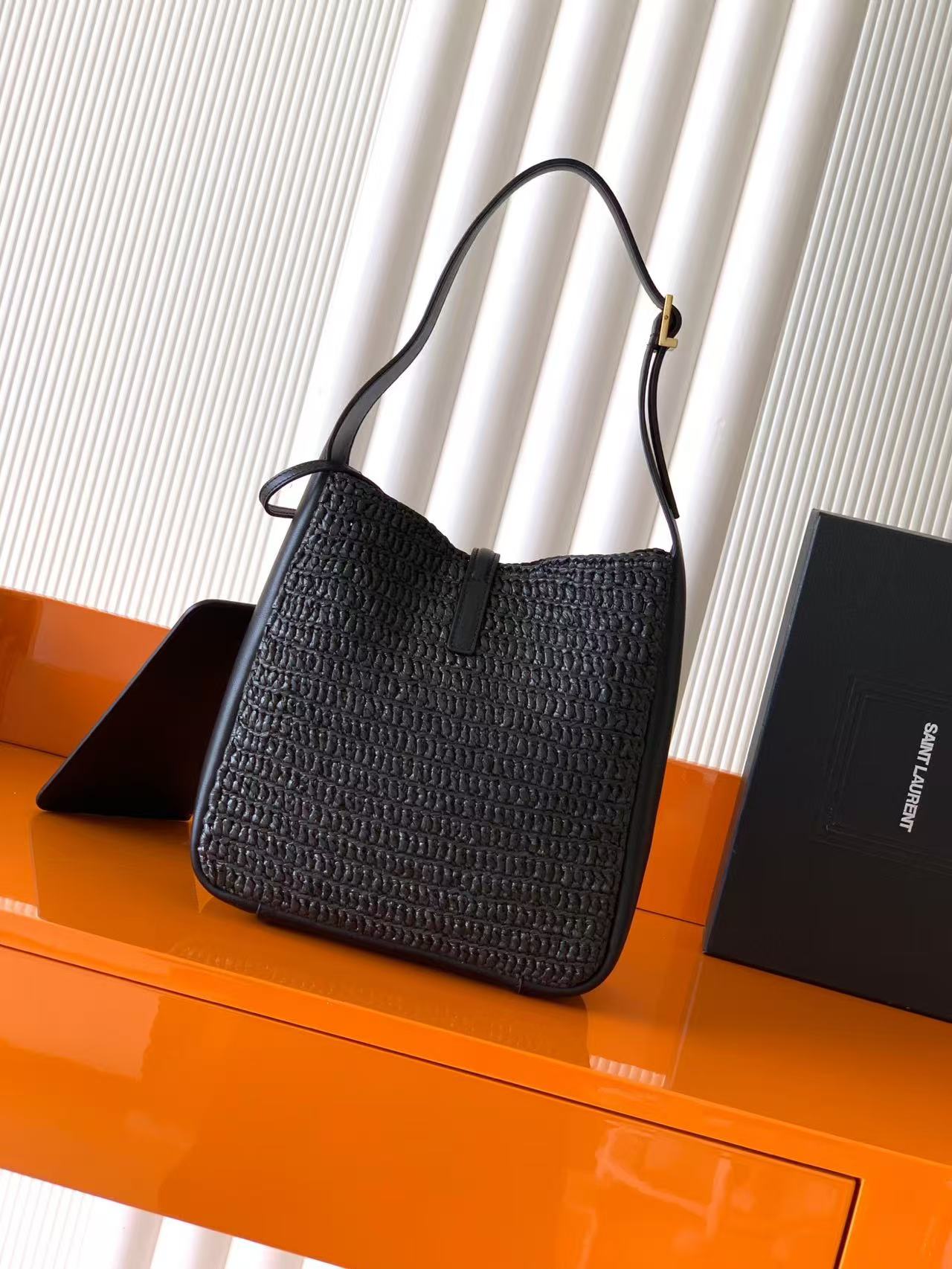 Saint Laurent サンローラン  LE 5 À 7 ソフト スモール（ラフィア/レザー）