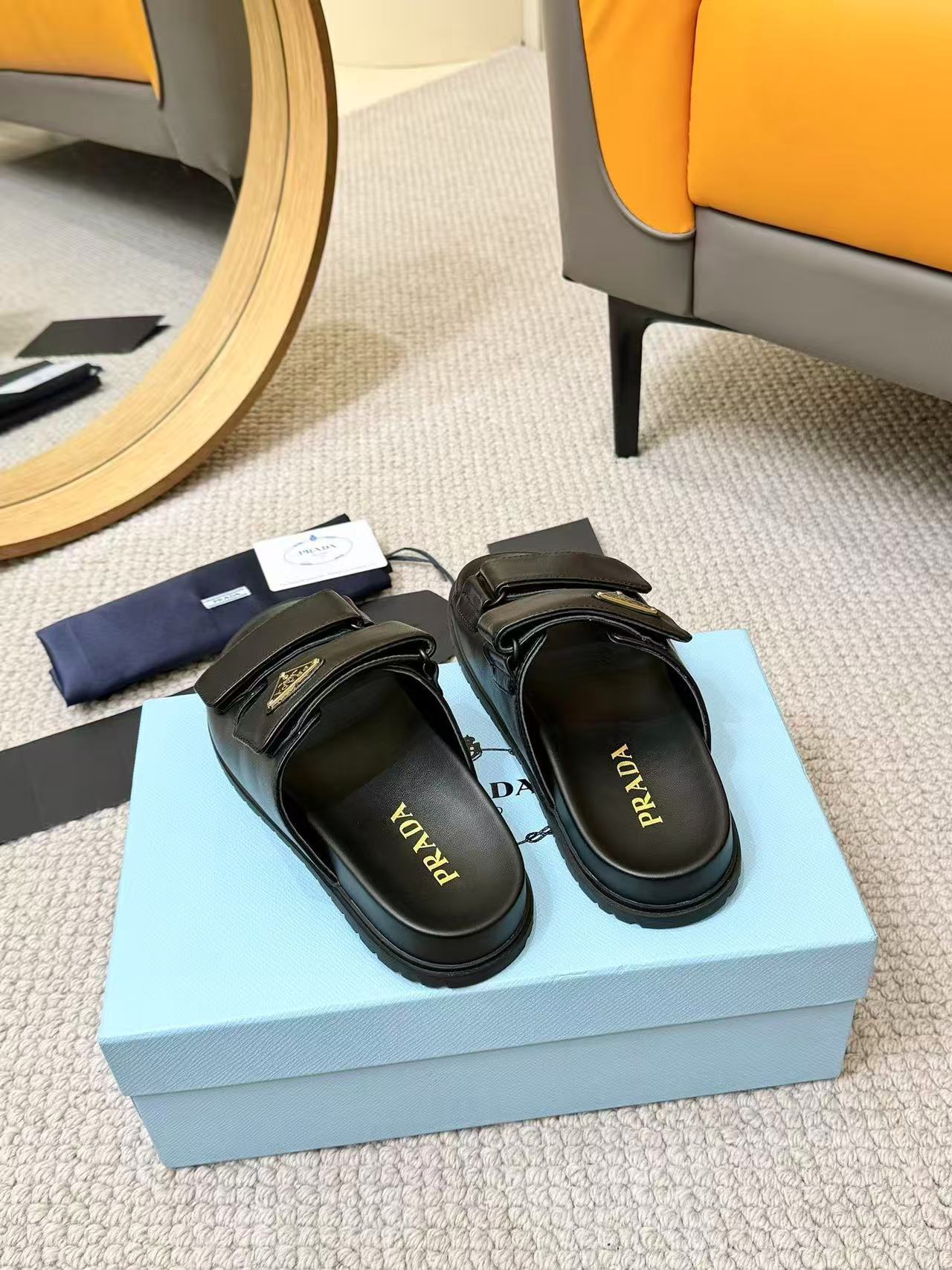 Prada ナッパレザー スライドサンダル