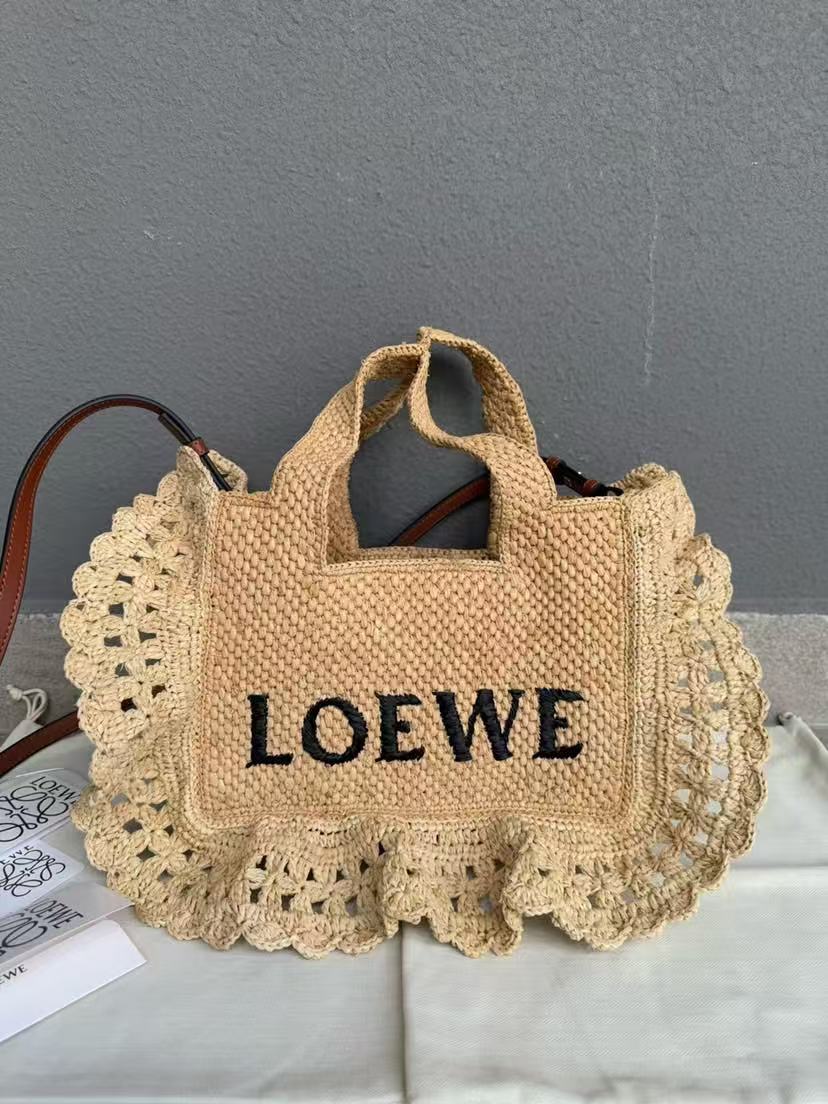 Loewe ロエベフォント トート スモール（ラフィア）