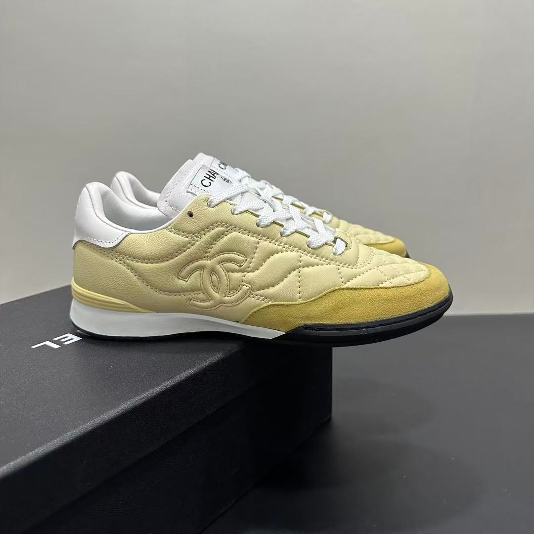 CHANEL シャイニー カーフスキン カーフスキン & スエード カーフスキン  ライトイエロー & ホワイト